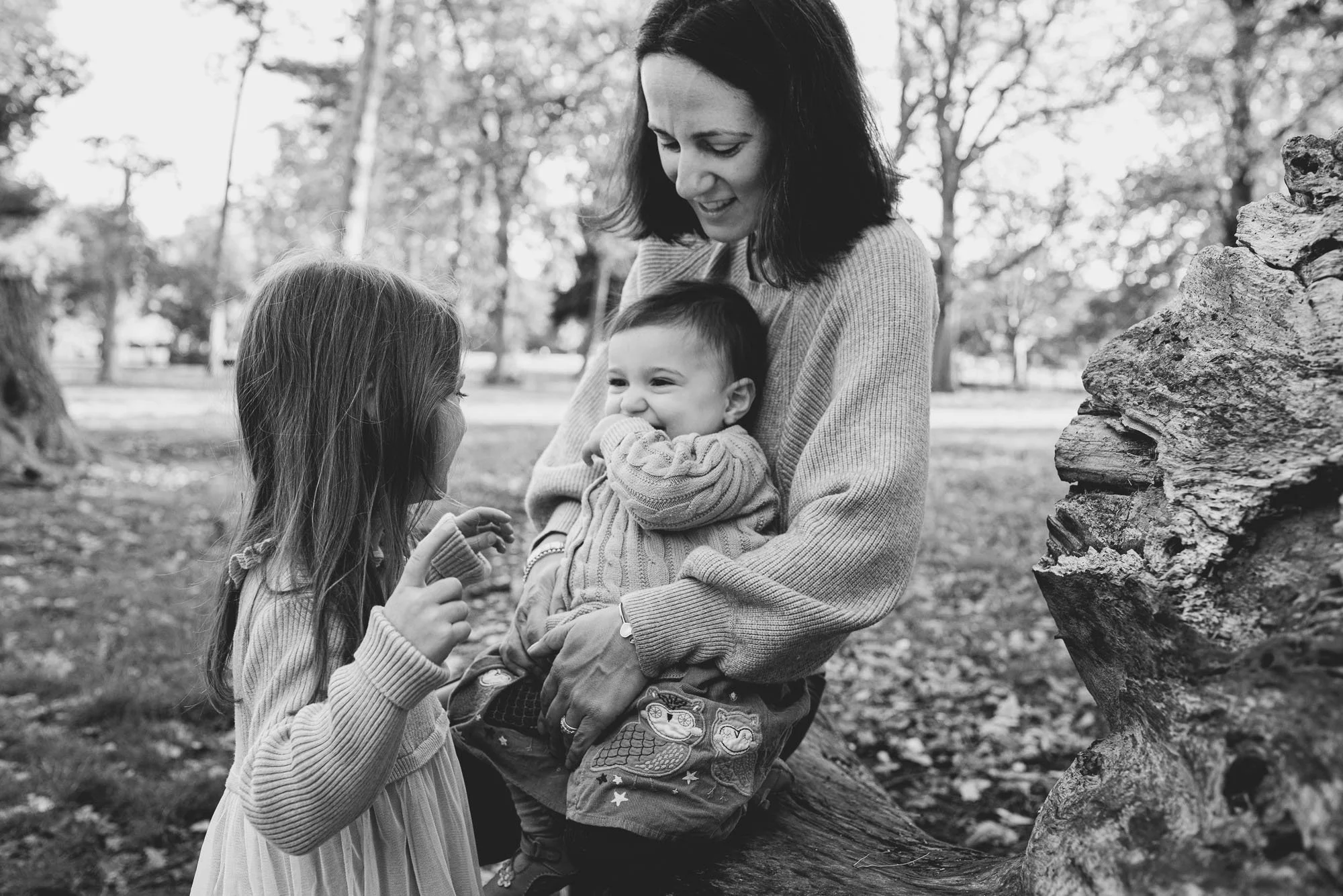 Natural authentic family photoshoots in Cannizaro Park, Wimbledon. Mother and her children, unposed portrait in black and white.