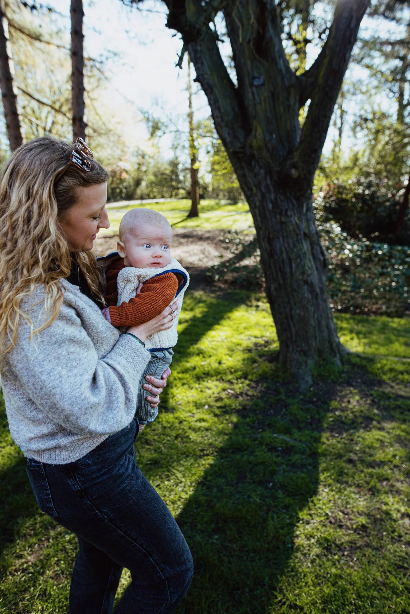 natural-newborn-baby-photography-park-portrait-mother-baby-boy-lewes-sussex.jpg