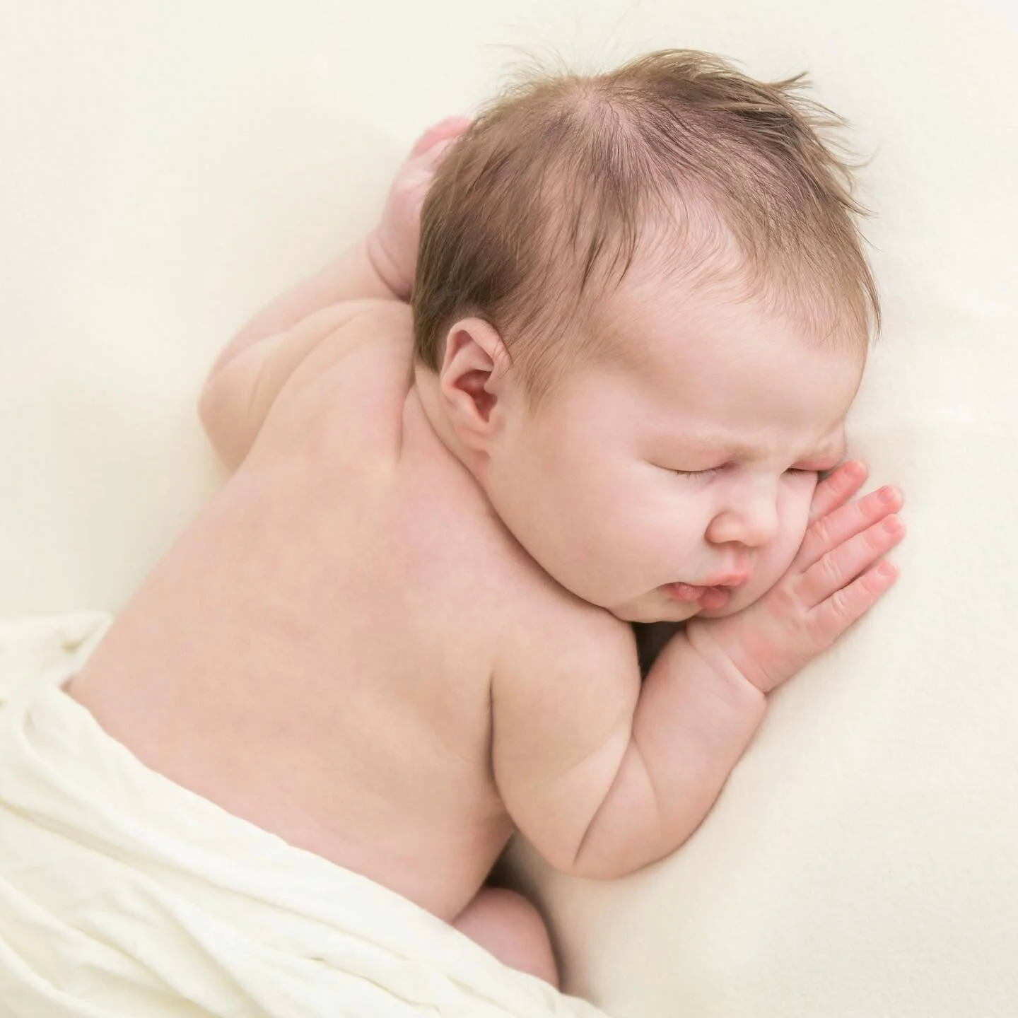 This is why I do what I do. Who wouldn’t love to have sleepy tiny baby photos to coo over forever. They grow so fast. And these moments are so precious. 
.
#photostotreasure #baby #sweetsleepybaby #newbornphotographer #adorablephotos #photostol