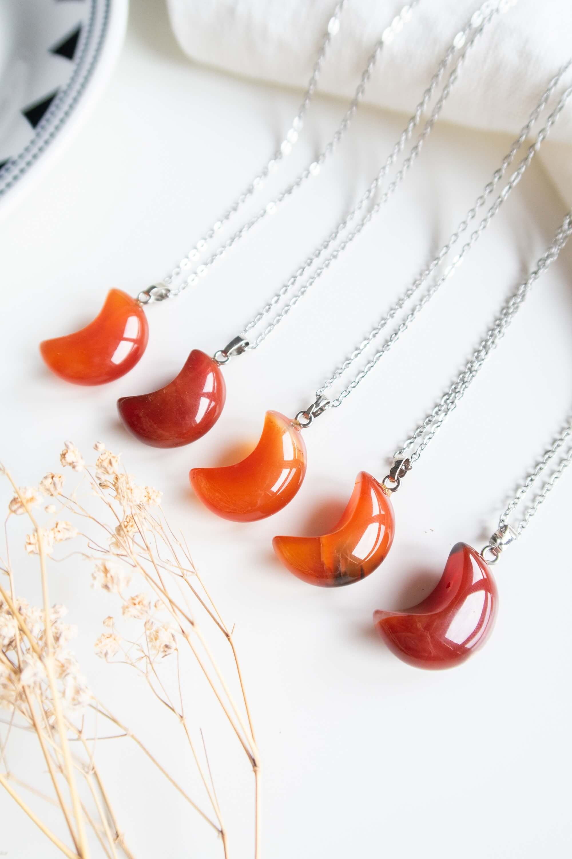 Collana con ciondolo di Corniola a forma di luna