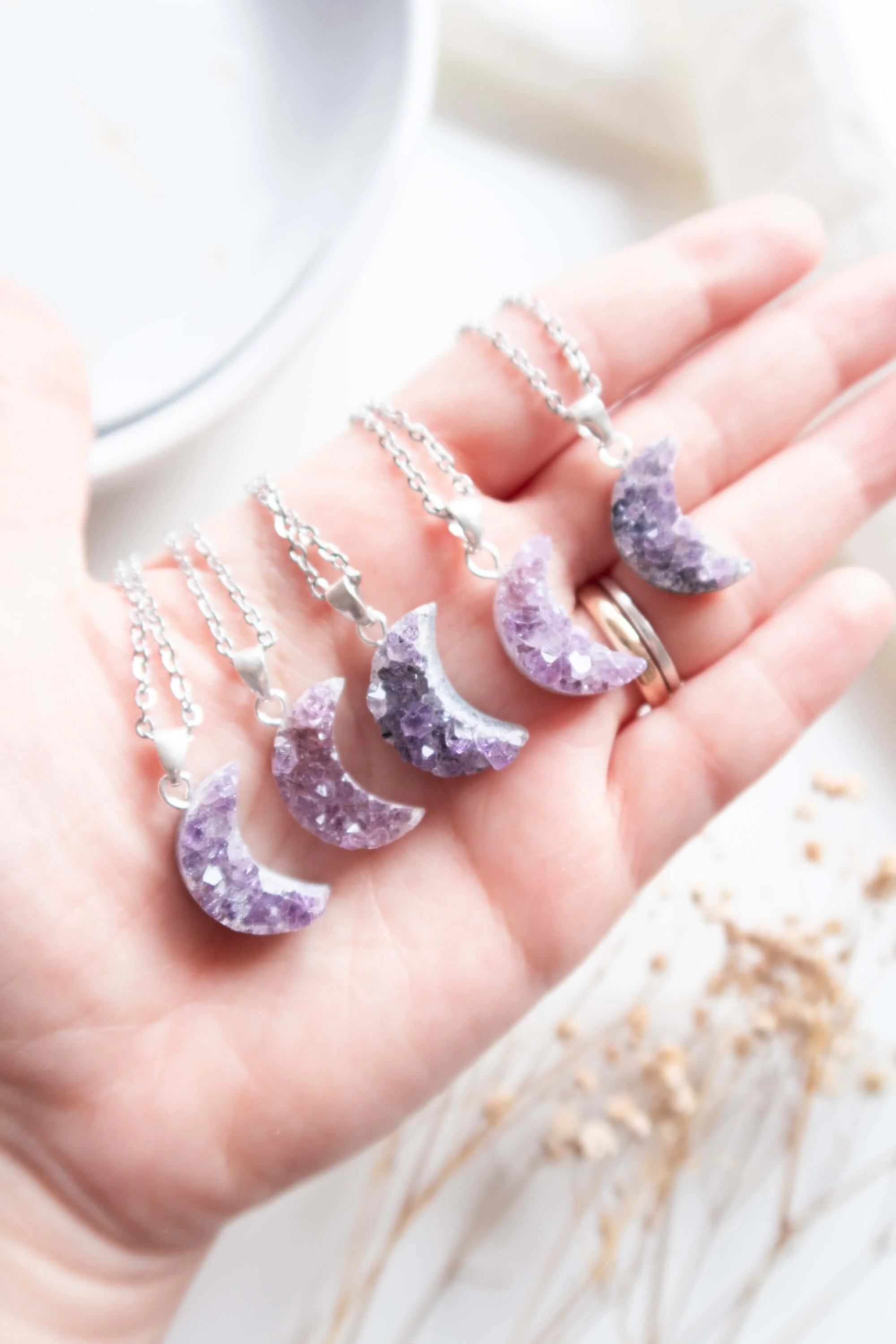 collana-con-drusa-di-ametista-a-forma-di-luna (1).jpg
