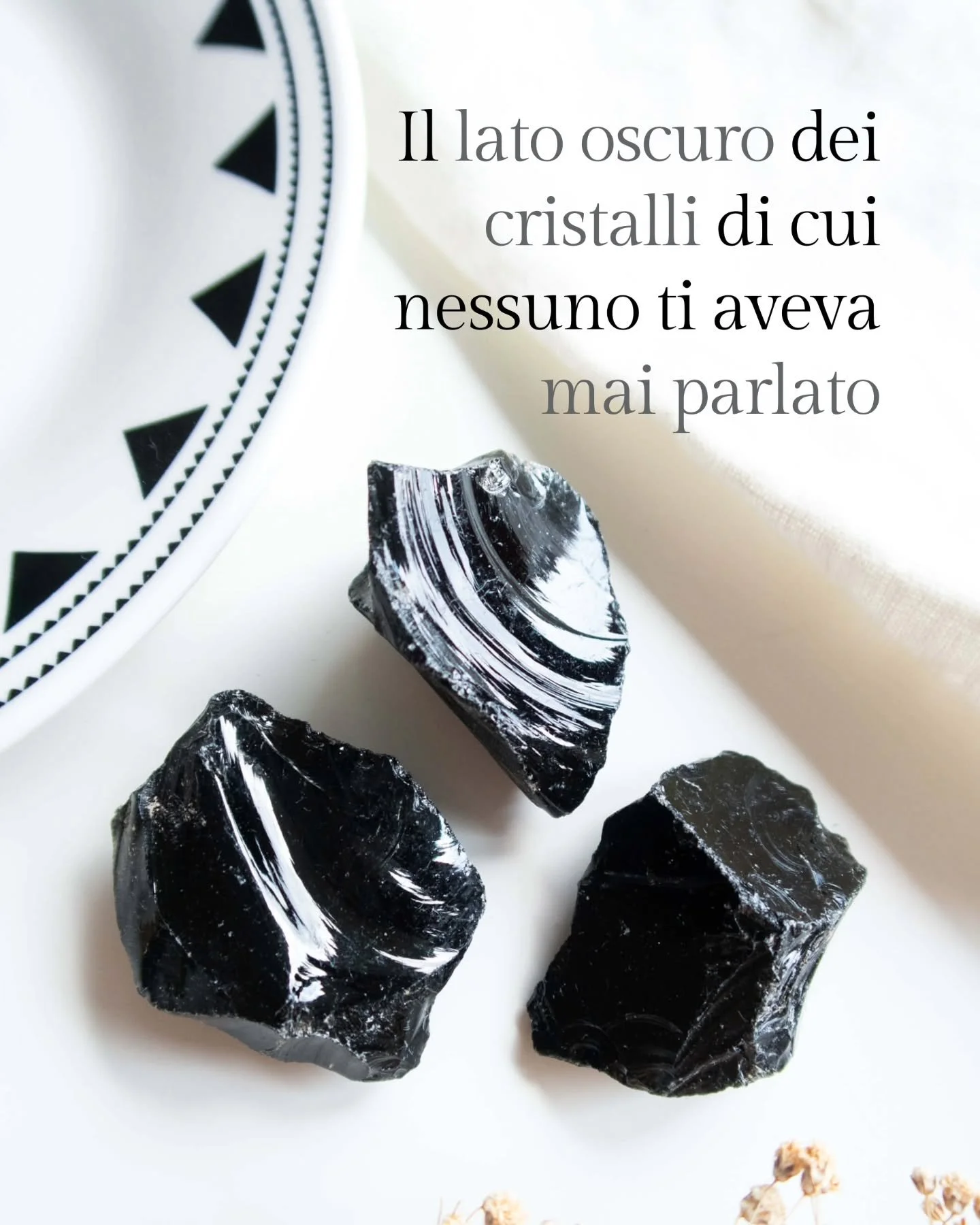 Non sempre il lavoro con i cristalli si traduce in una sensazione immediata di benessere e leggerezza. ✨ A volte, ci porta a riflettere su paure, ferite e cambiamenti che preferiremmo evitare, ma che possono aiutarci a conoscerci meglio e a crescere.