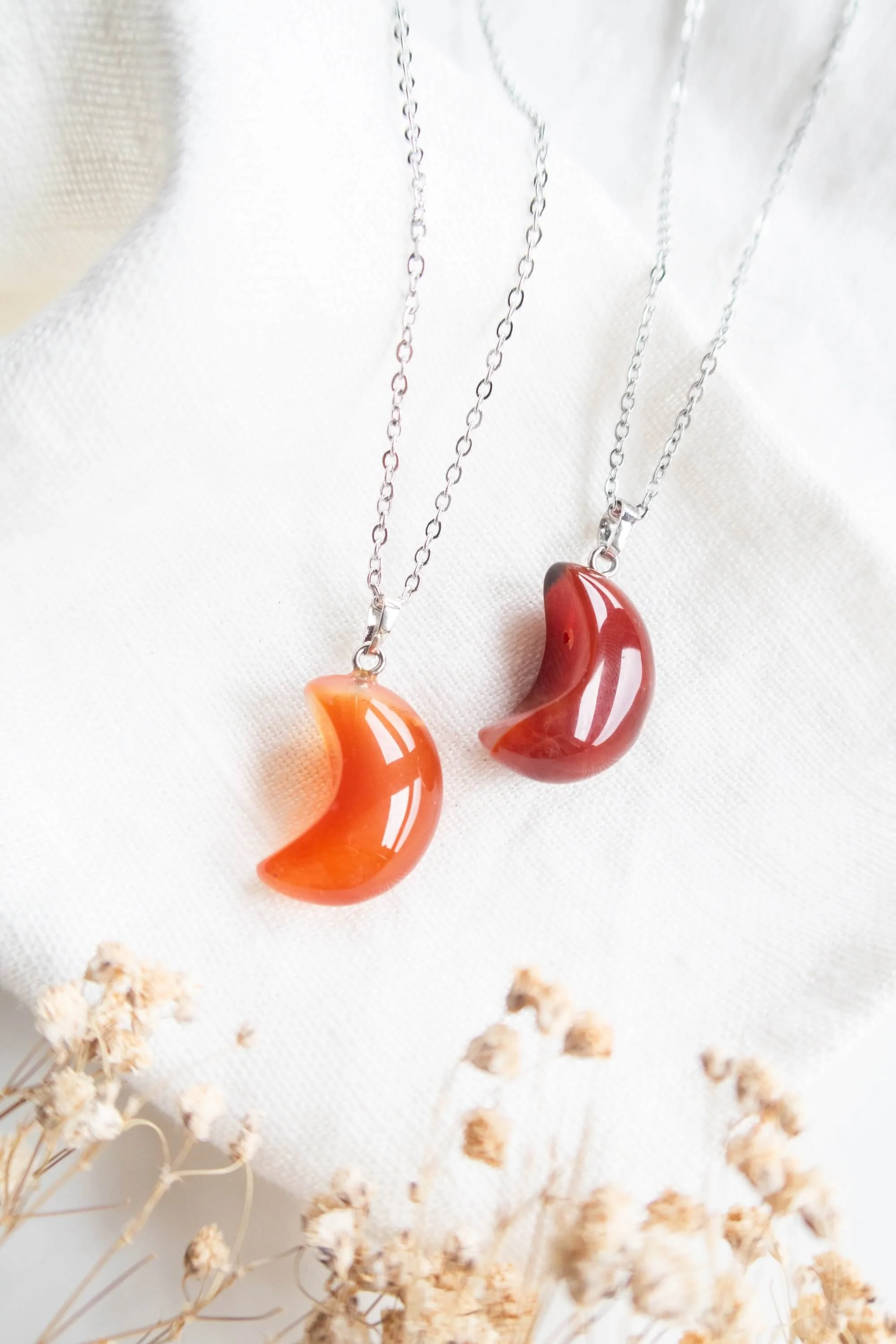 Collana con ciondolo di Corniola a forma di luna