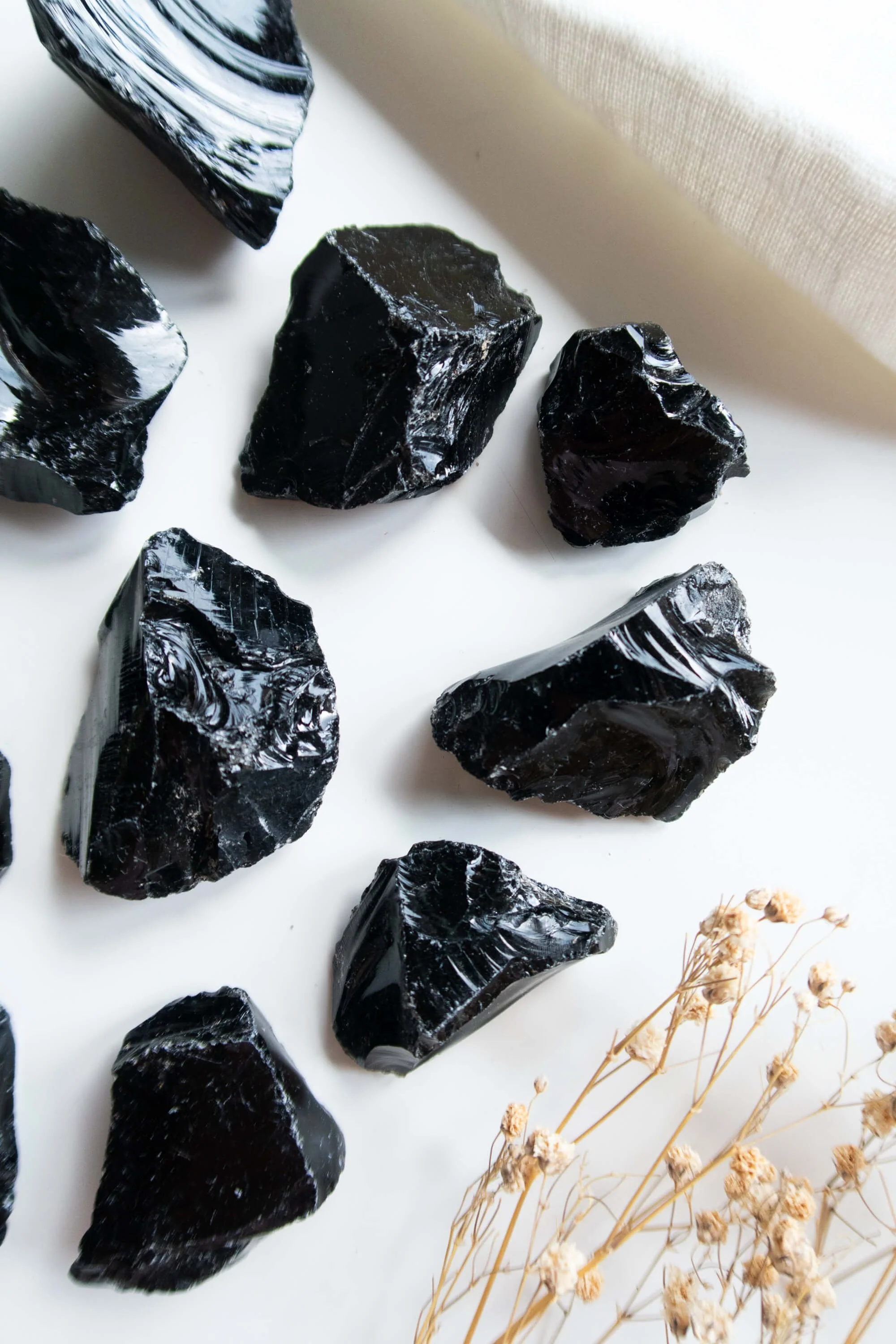 Pietra grezza di Ossidiana Nera