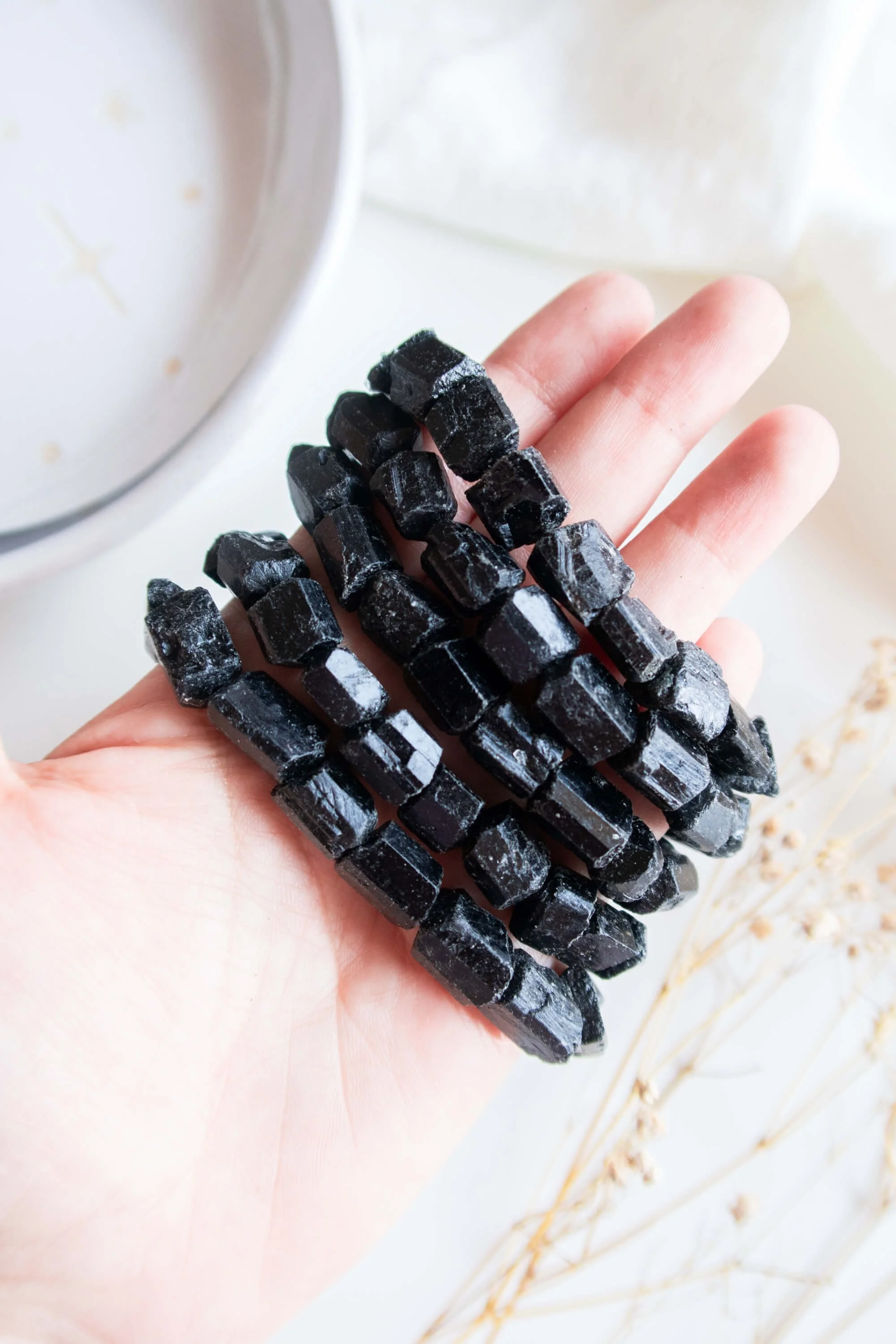 Bracciale con mini pietre grezze di Tormalina Nera