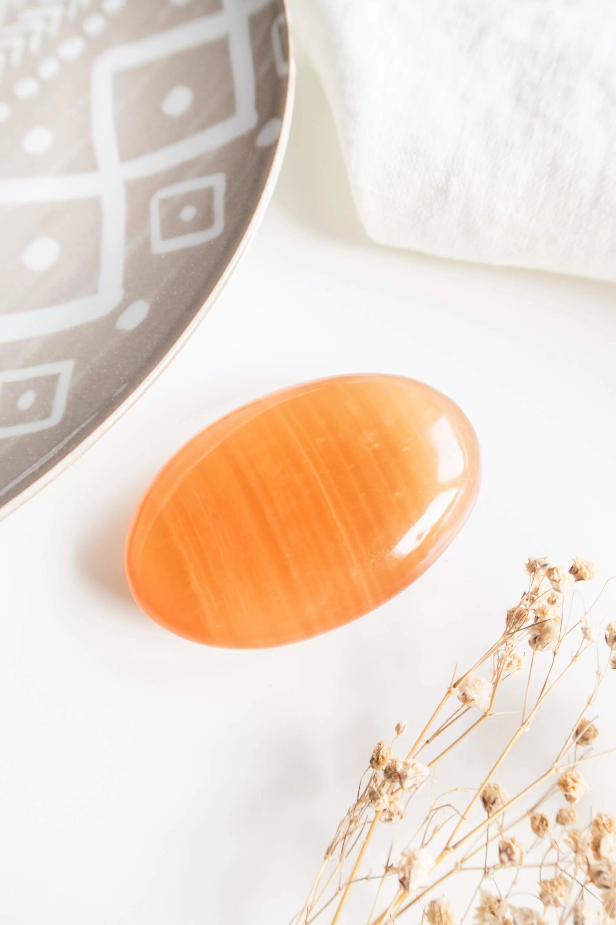 Palm stone di Calcite Miele
