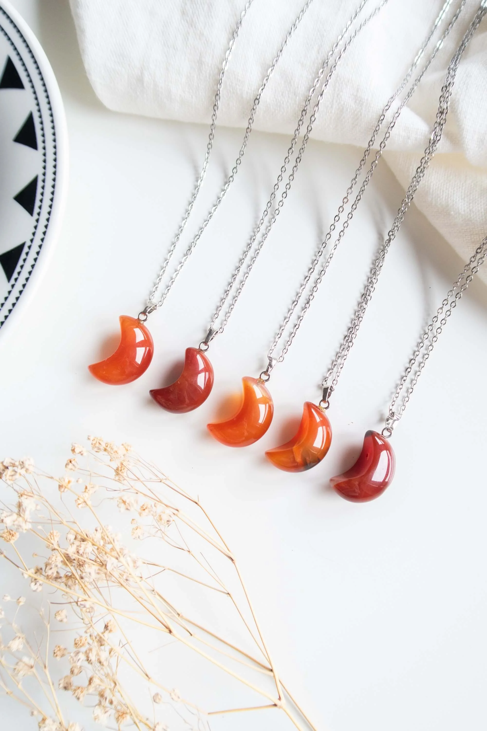 Collana con ciondolo di Corniola a forma di luna