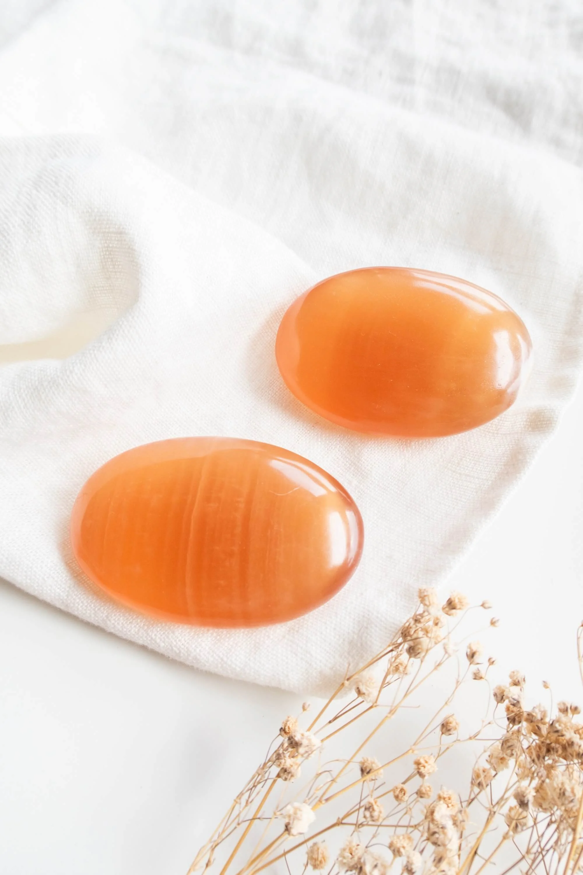 Palm stone di Calcite Miele