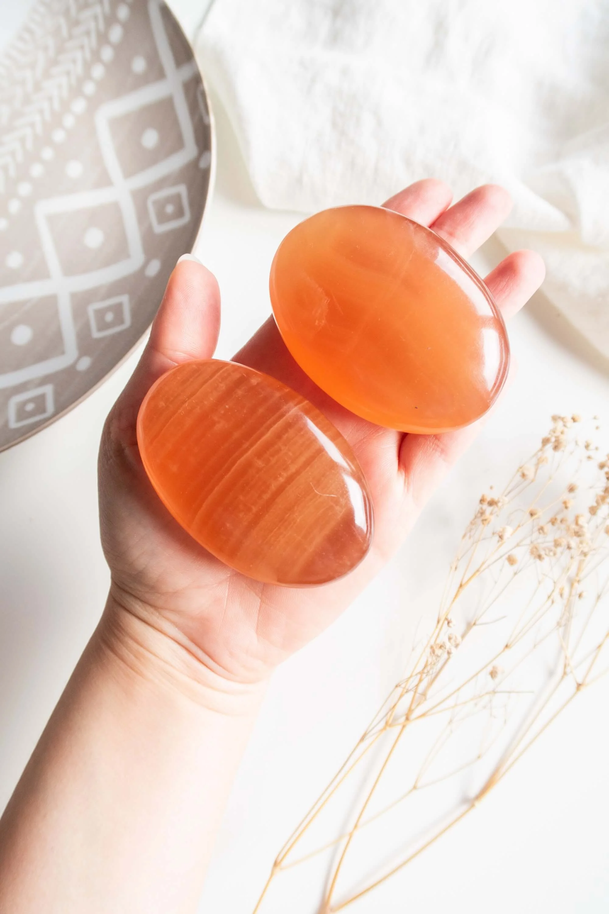 Palm stone di Calcite Miele