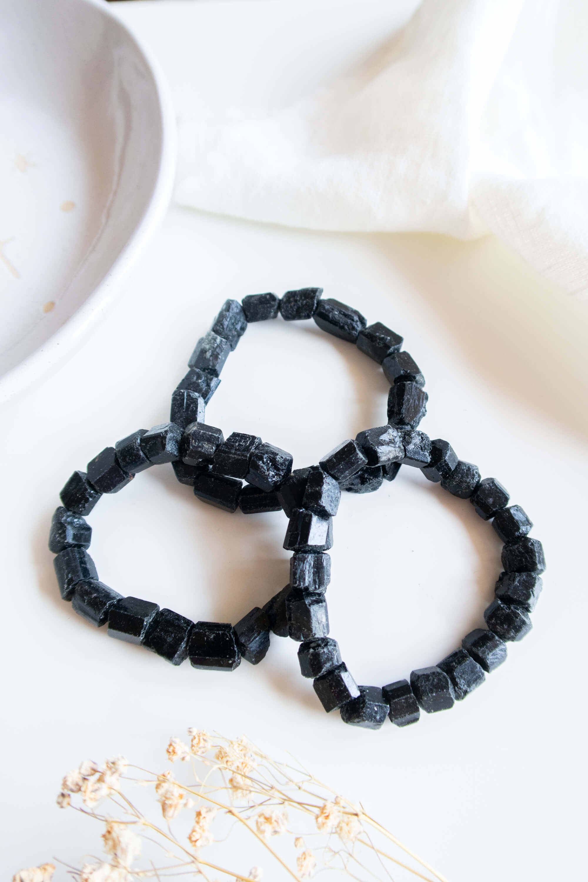Bracciale con mini pietre grezze di Tormalina Nera