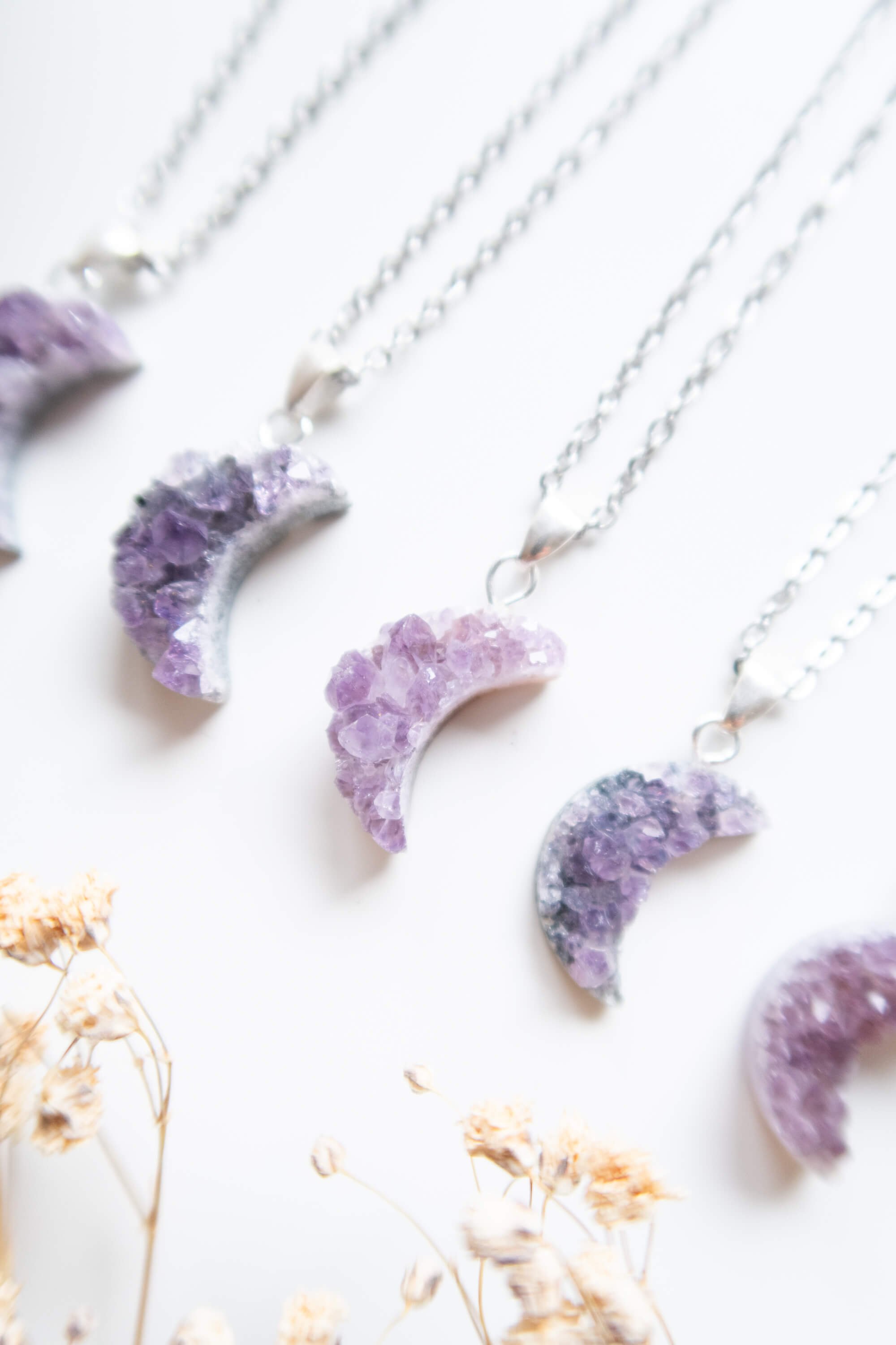 collana-con-drusa-di-ametista-a-forma-di-luna (4).jpg