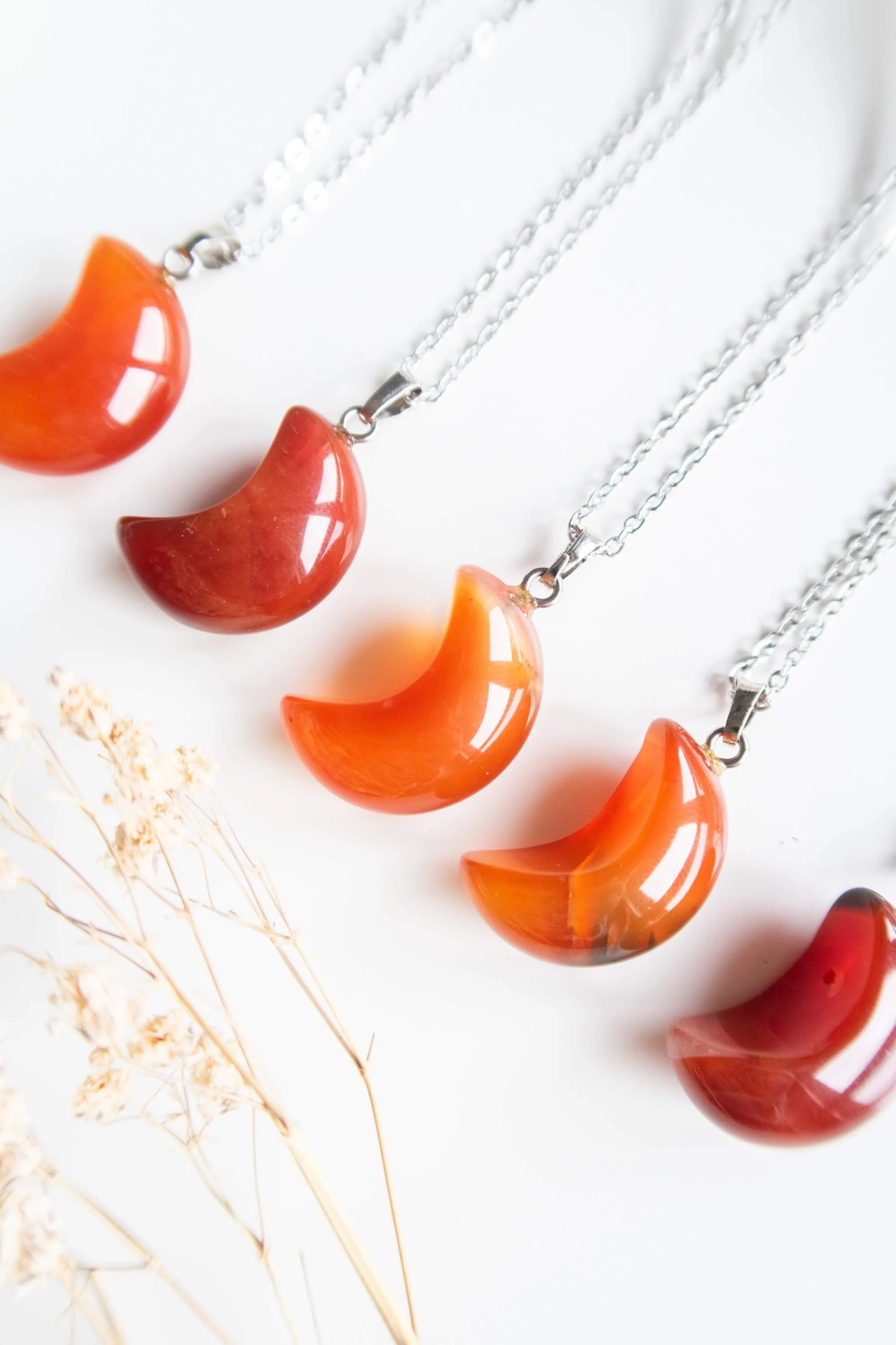 Collana con ciondolo di Corniola a forma di luna