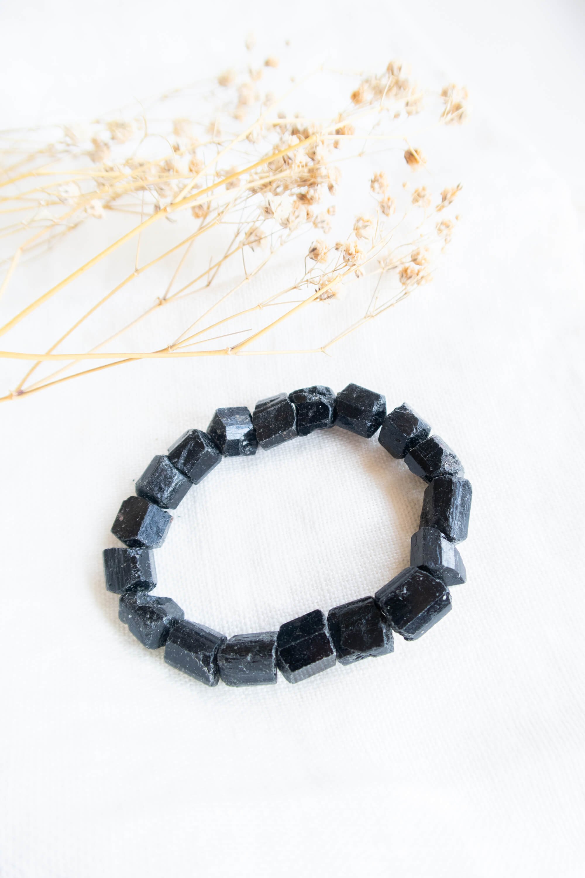 Bracciale con mini pietre grezze di Tormalina Nera