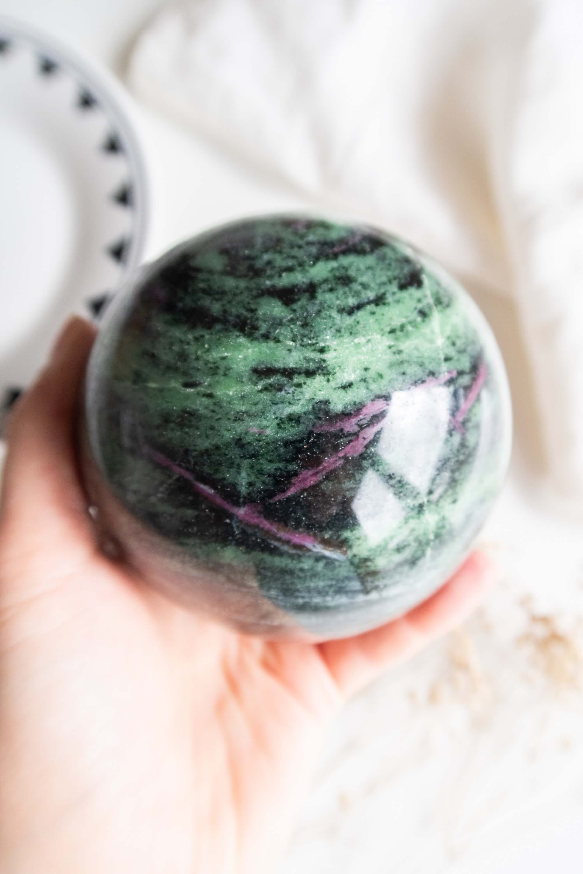 Sfera di Zoisite con Rubino