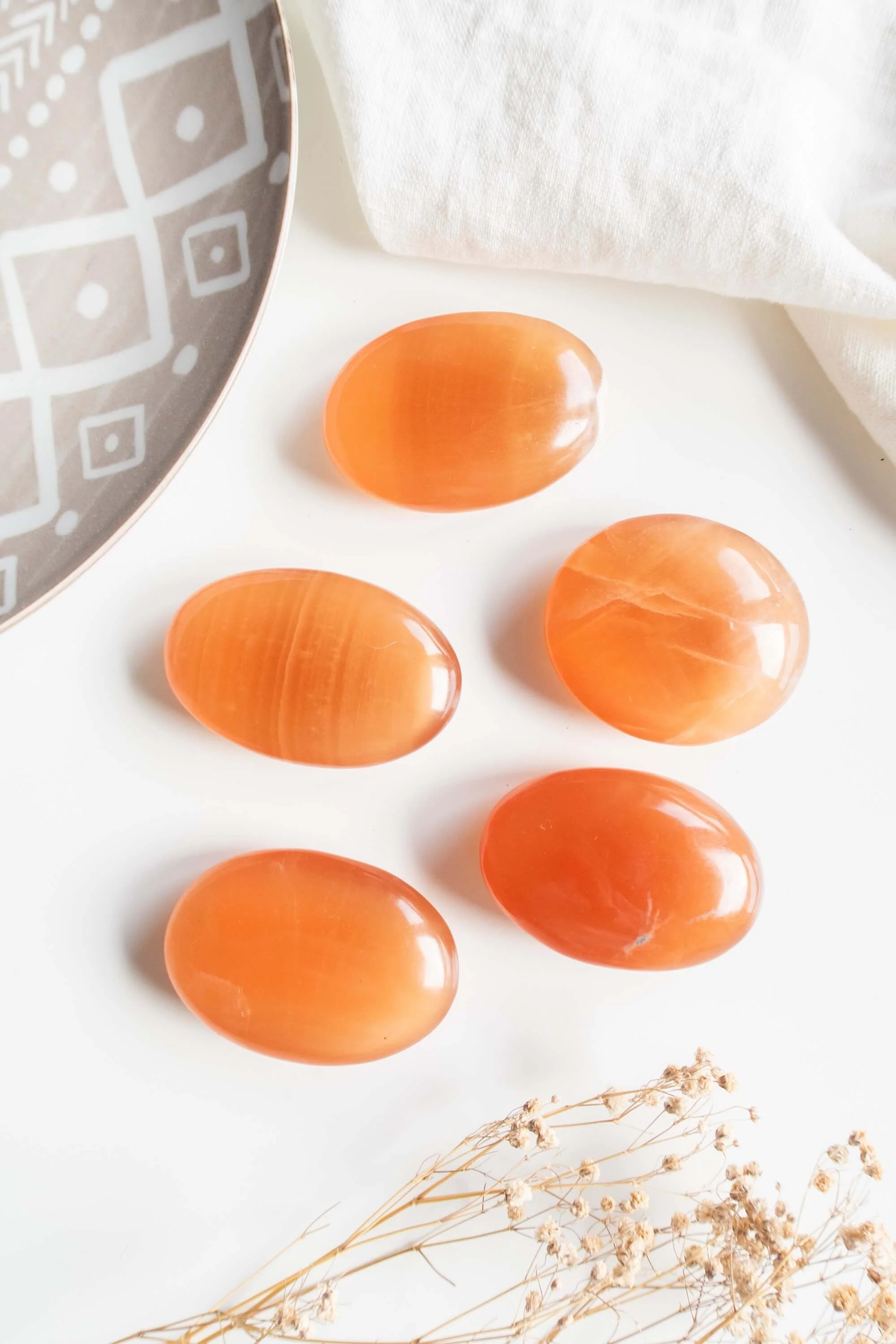 Palm stone di Calcite Miele