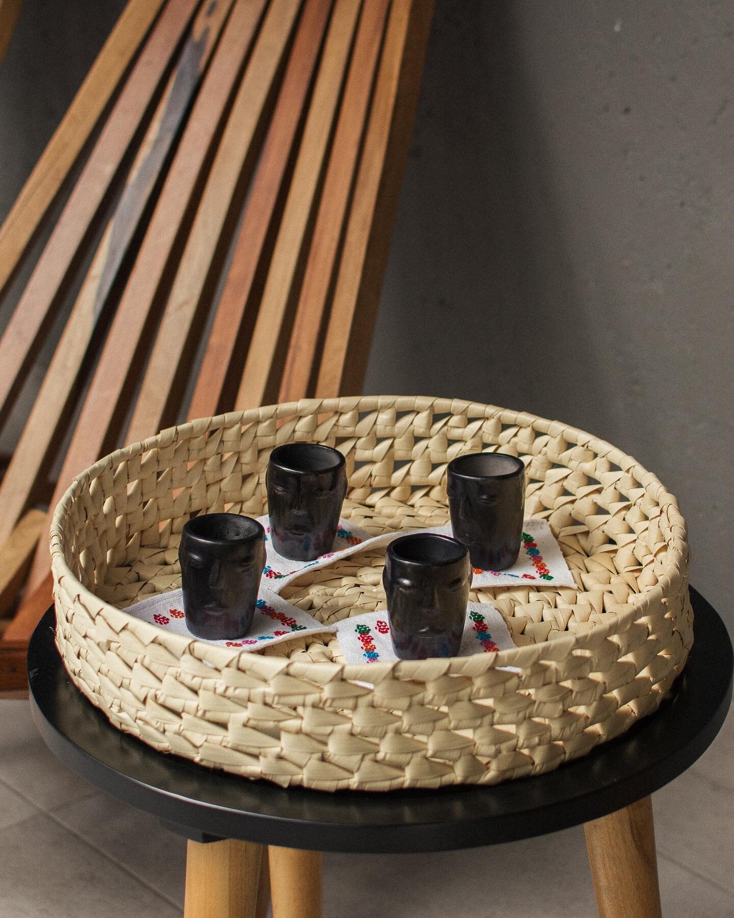 Set de cuatro mezcaleros de barro negro del taller Fabi&aacute;n's Artesanias, servilletas cocteleras de Mujeres Tejedoras de Yoo Kuaa y charola de palma de La Palma es mi Coraz&oacute;n. 

➡️ Compra en www.es.cuescoo.com

Env&iacute;os a 🇲🇽 y 🇺🇸