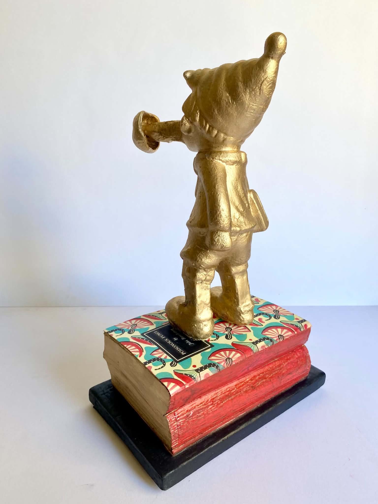 Edible & Poisonous Fungi after John Ramsbottom
2026
Handcrafted books, silicone sculpture mould, and gold plating.
35 × 25 × 30 cm.