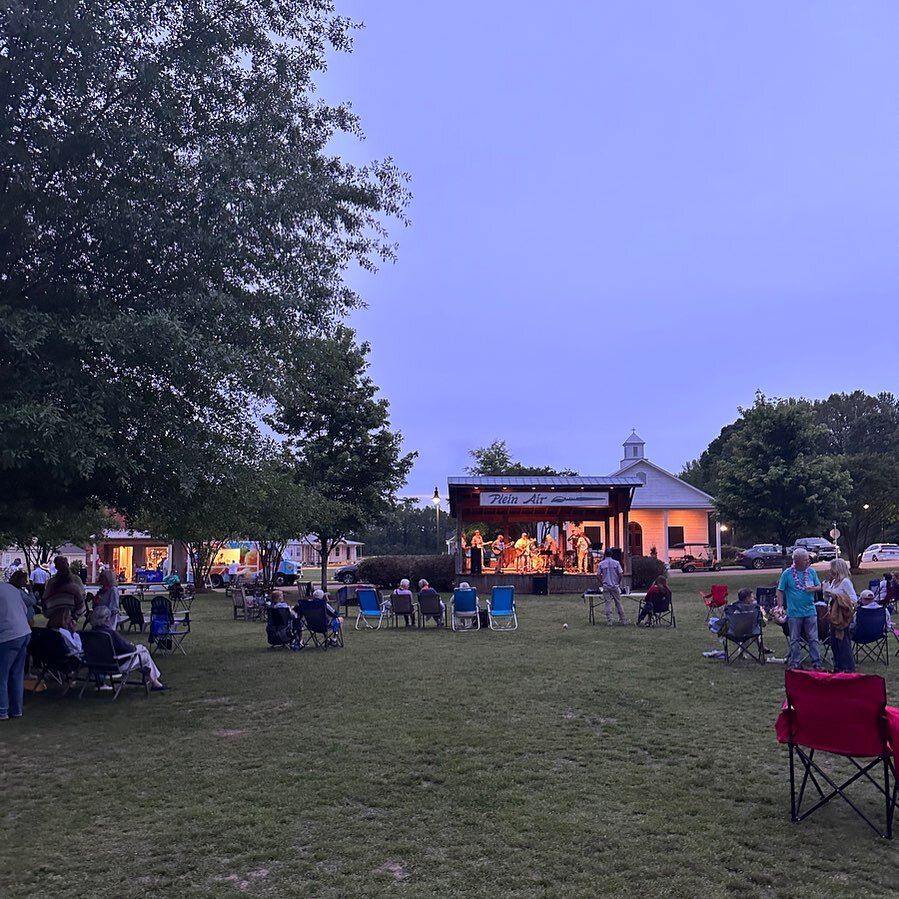Lovely night on the lawn with 2 Drink Minimum, good food, local businesses, and all our favorite guests! 🌷🤍🤩🍧