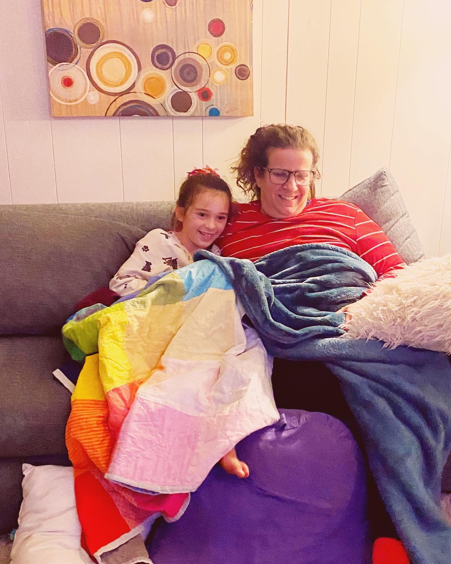 I live seeing my quilts out in real life! Last weekend I hung out with my niece Bridget and we snuggled under the rainbow blanket key I made her last year!! 🌈 😍 (I was happy to see all the stitching was still intact 😂, I had my fingers crossed)
✂️