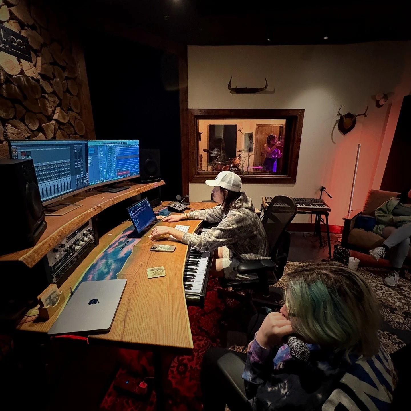 Our sister event, Bubbles &amp; Bourbon, takes place Saturday, Feb. 21 at Marathon Music Works. 🎵 Every sip supports the next big star at W.O. Smith Music School! Help kids in Nashville access music education by grabbing your tickets today at www.bu