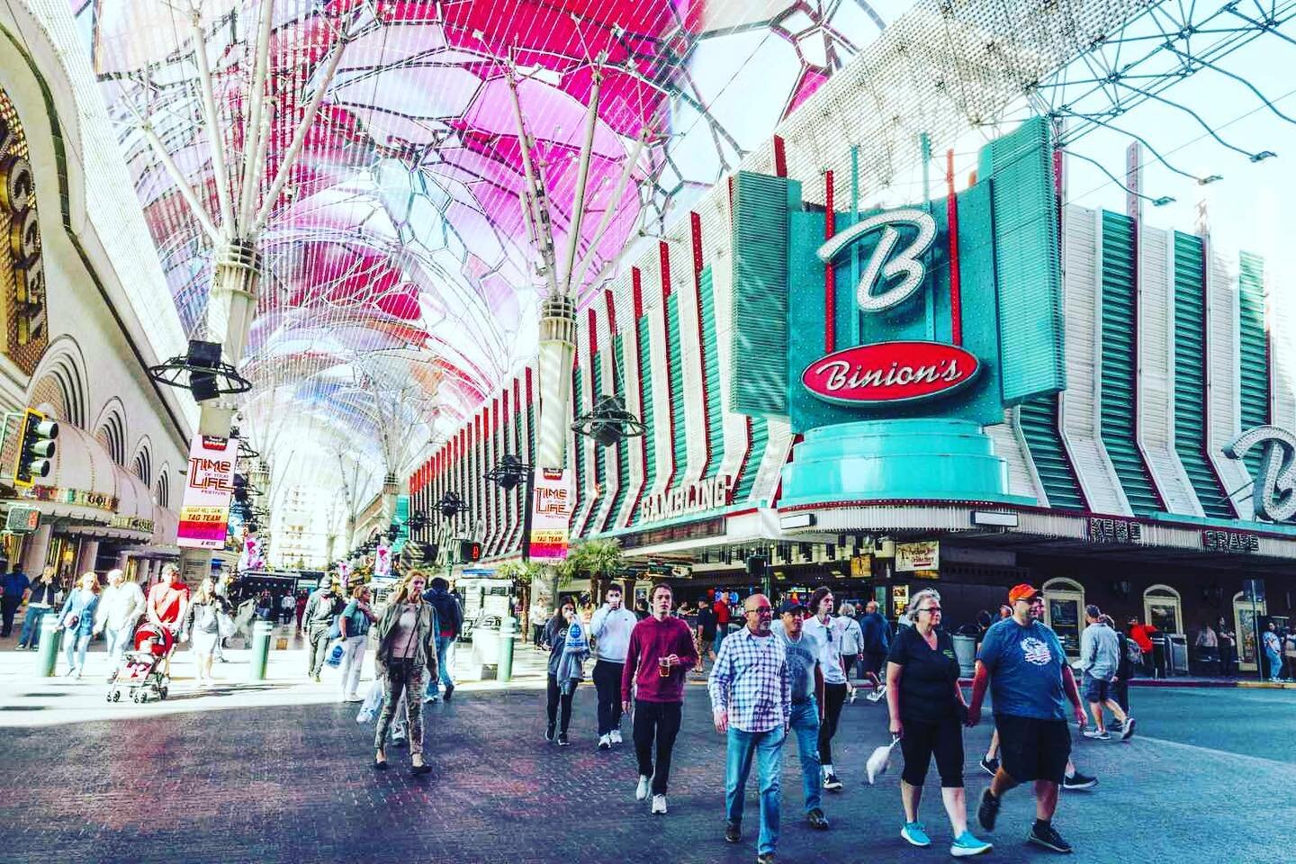 It&rsquo;s a beautiful day to bar crawl in Downtown Las Vegas!  Use code VEGAS40 for 40% off your experience.