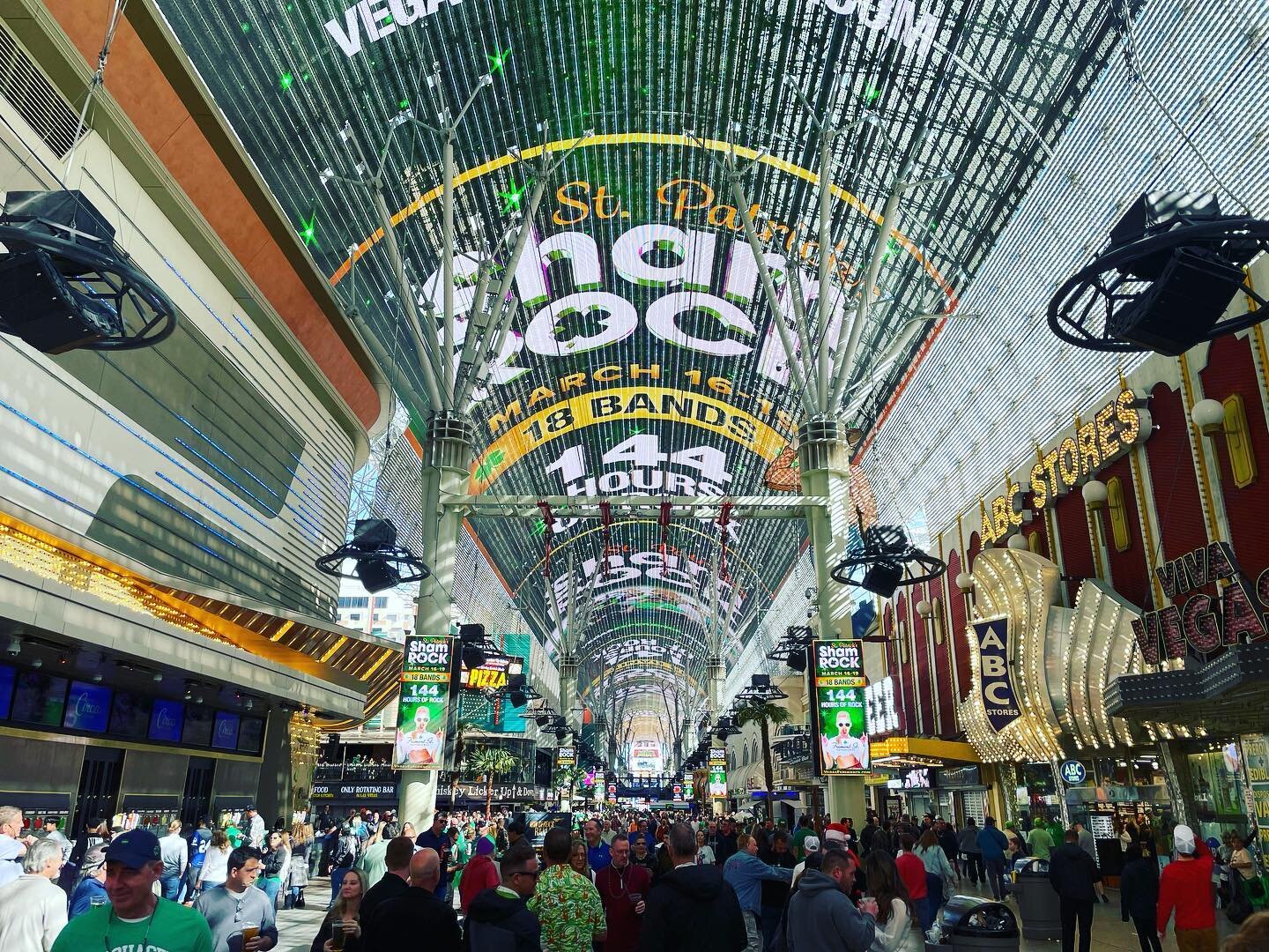 St Patrick&rsquo;s Day on Fremont Street Experience is the perfect crawl experience ☘️ 🍺 🍹 🎉