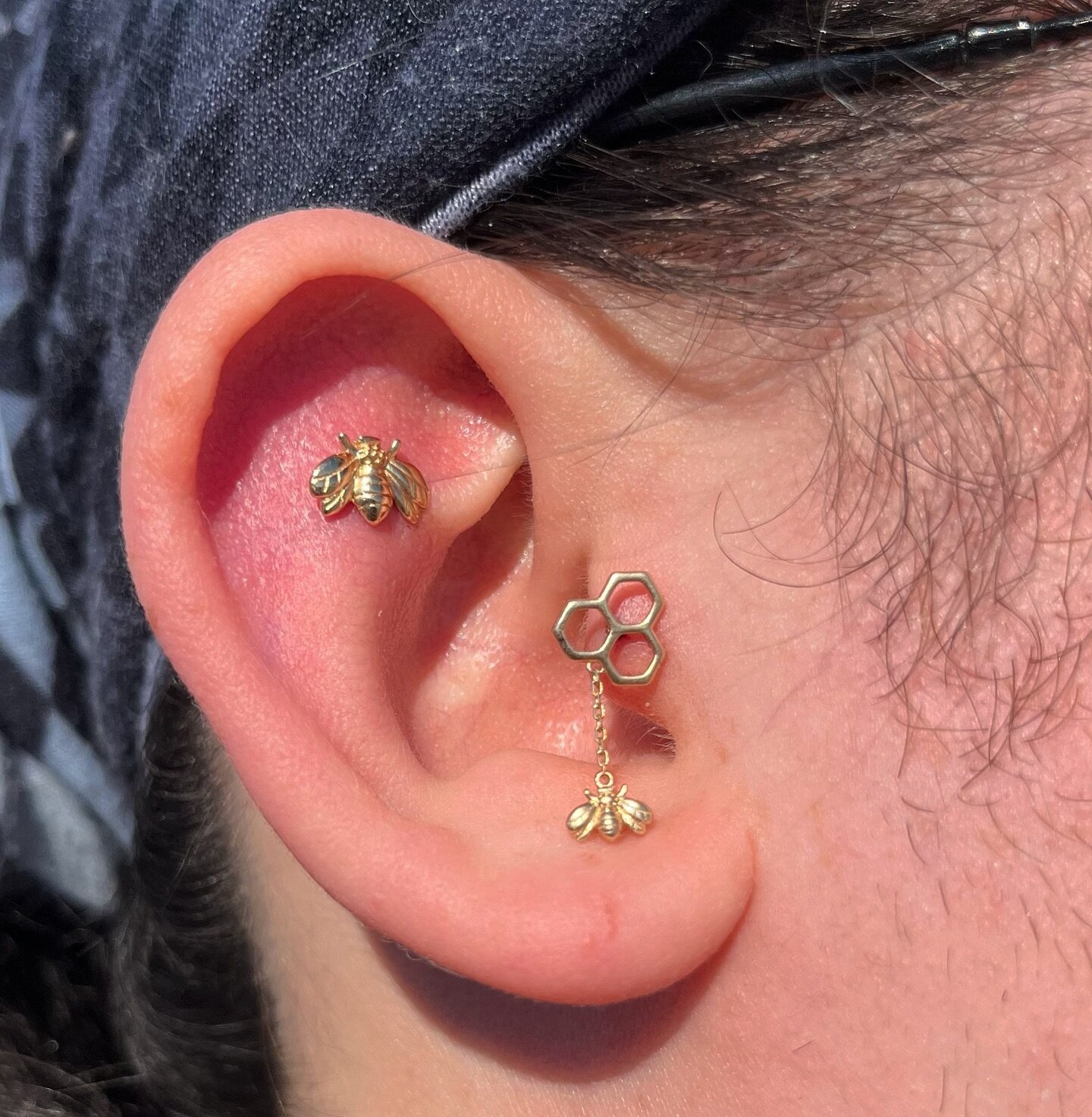 Ear curation in progress 🐝 14kt Gold Bumble Bee x 14kt Gold Honey Comb Dangle
Done by @izzy_tattoo_3 
.
.
.
#earcuration #14ktgold #honeybee #bodymods #piercing #earmapping #gta #brampton #bramptontattoo #bramptonpiercing