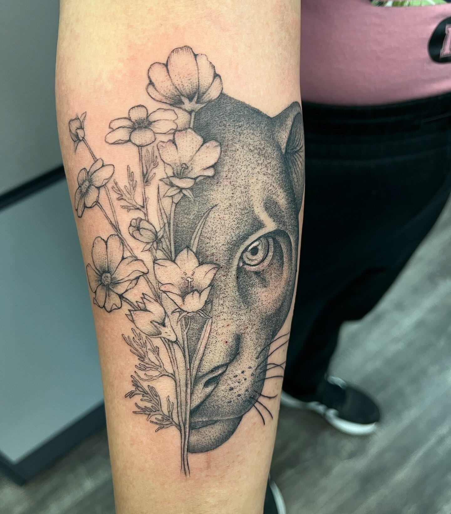 Floral panther on this clients forearm @blackinklinearts 💐
.
.
.
#tattoo #panther #panthertattoo #bramptontattoos #fineline #gta #brampton #floraltattoo #bodymods