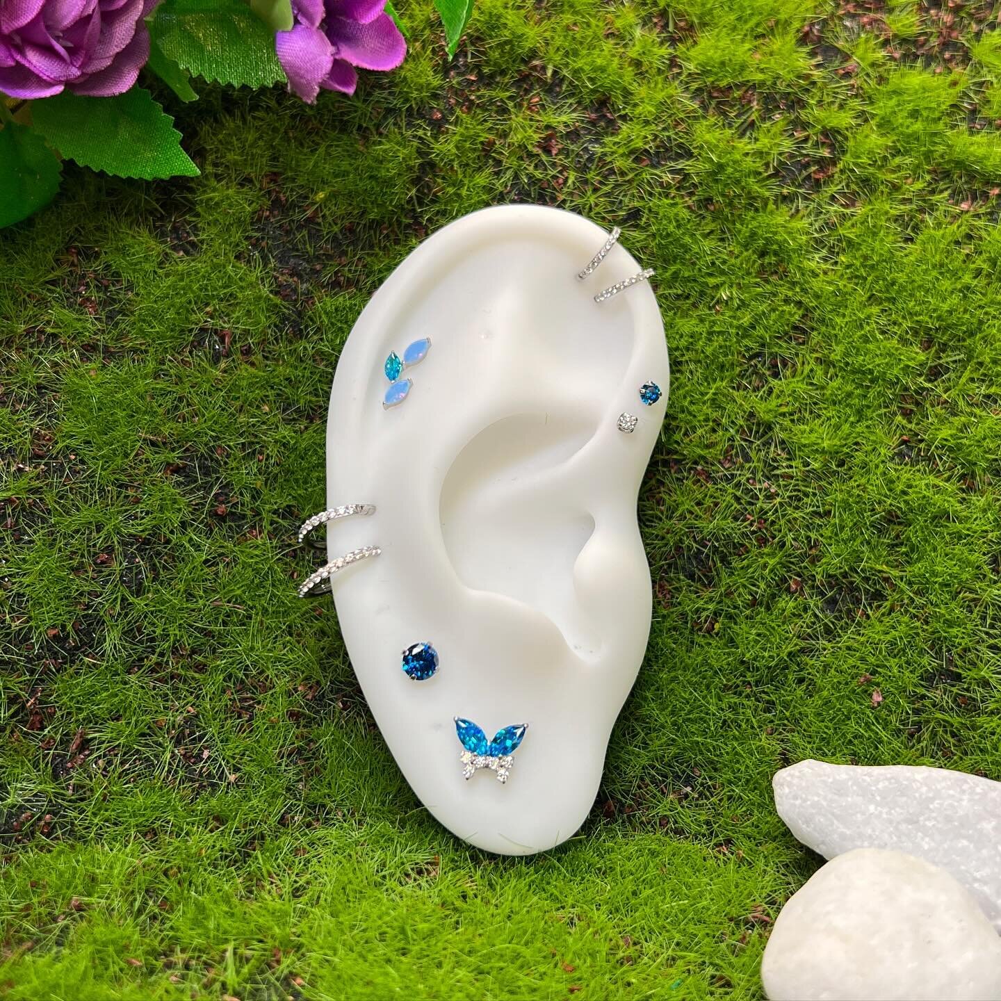 In honour of the first week of spring! 🦋🐝🌷 (Hopefully it starts feeling like it soon)
Titanium &amp; 14KT pieces available for curations ✨
.
.
.
#spring #springpiercings #butterfly #bumblebee #piercingjewelry #springtime #gta #bodymods #piercingti