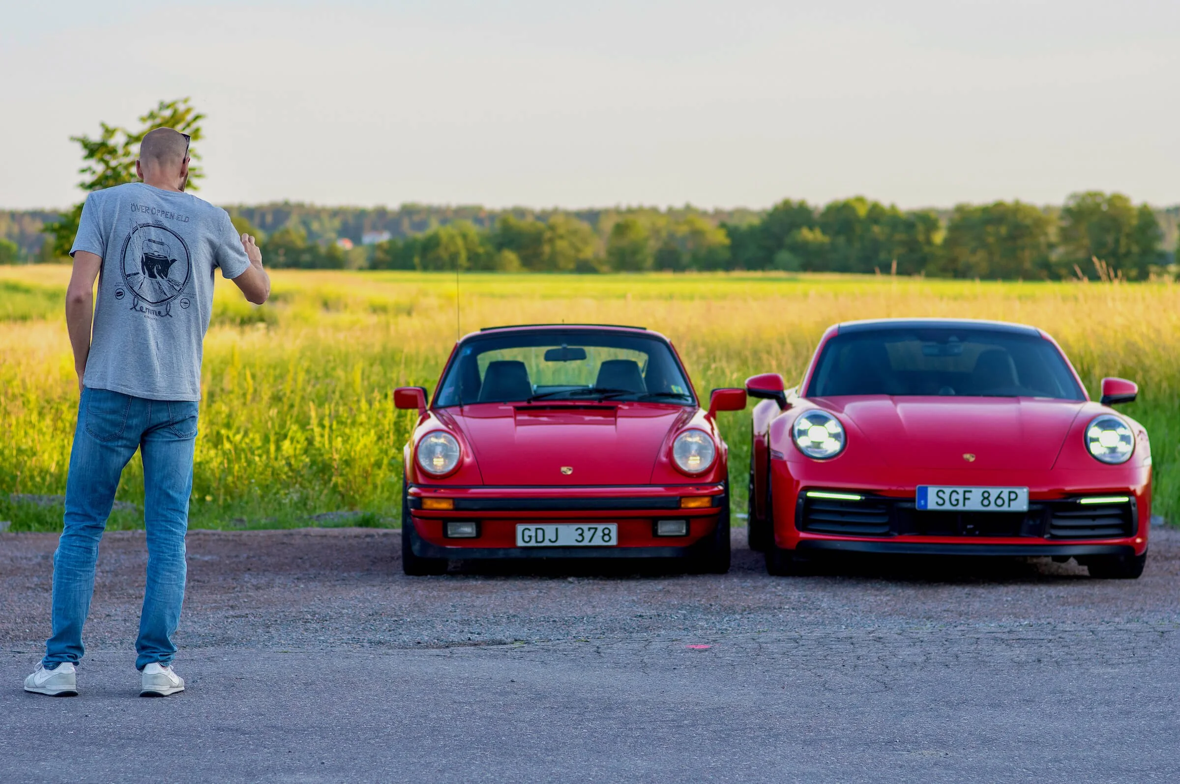  Min  Porsche 911 Carrera 3.2  (1986) och testbilen  Porsche 992 Carrera 4S  (2020). Samt en god vän. Foto: Eric Lund. 