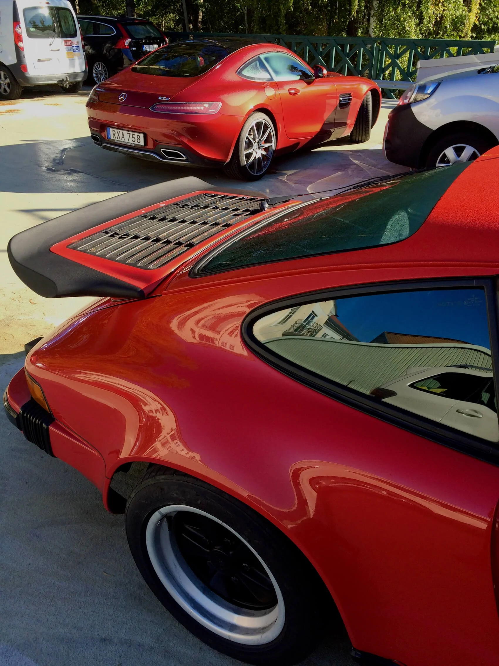  Testbilen  Mercedes-AMG GT-S  och min gamla 911 Carrera. Foto: Eric Lund. 