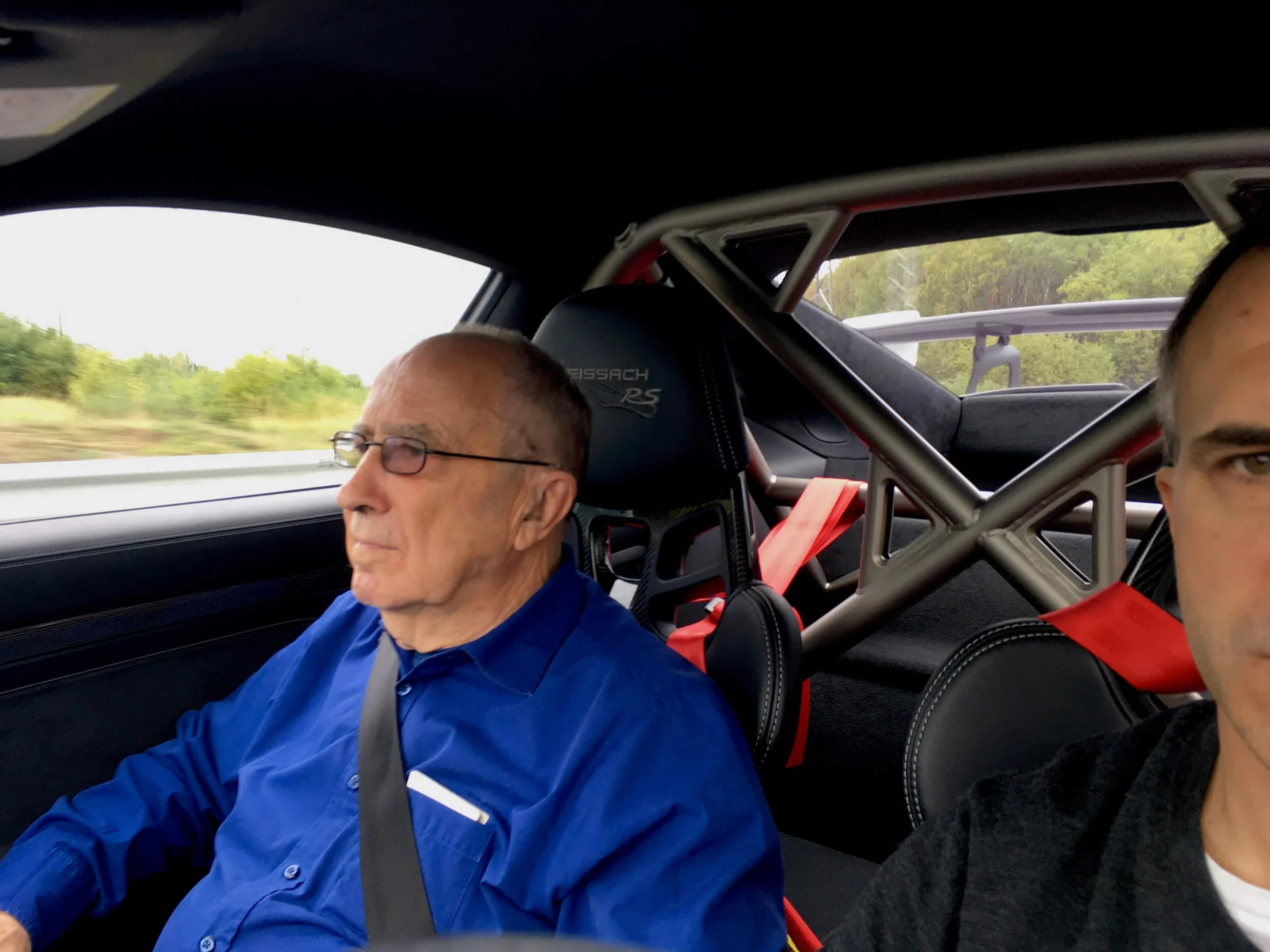  Stabben har ofta hjälpt mig med logistiken runt testbilarna. Här var vi på väg att lämna   Porsche 991 GT2 RS   och hämta något annat. Foto: Eric Lund. 