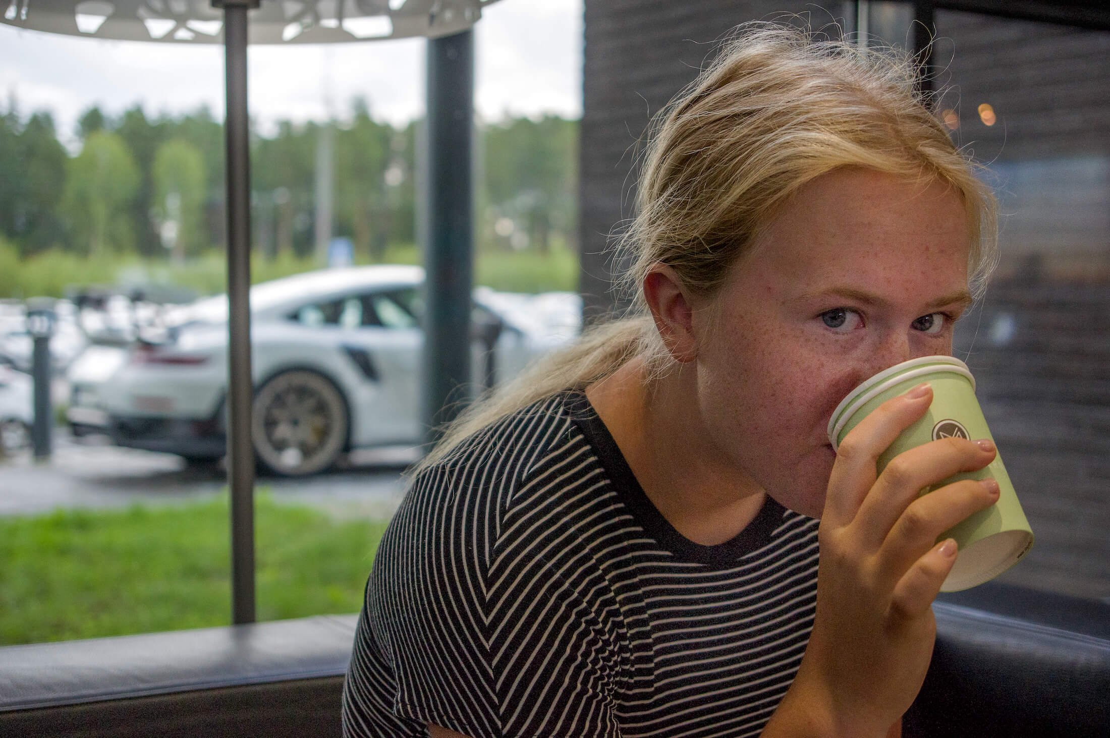  Esther var med och hämtade   Porsche 991 GT2 RS   hos Volkswagen i Södertälje. Där fanns det varm choklad att ladda upp med inför hemfärden. 