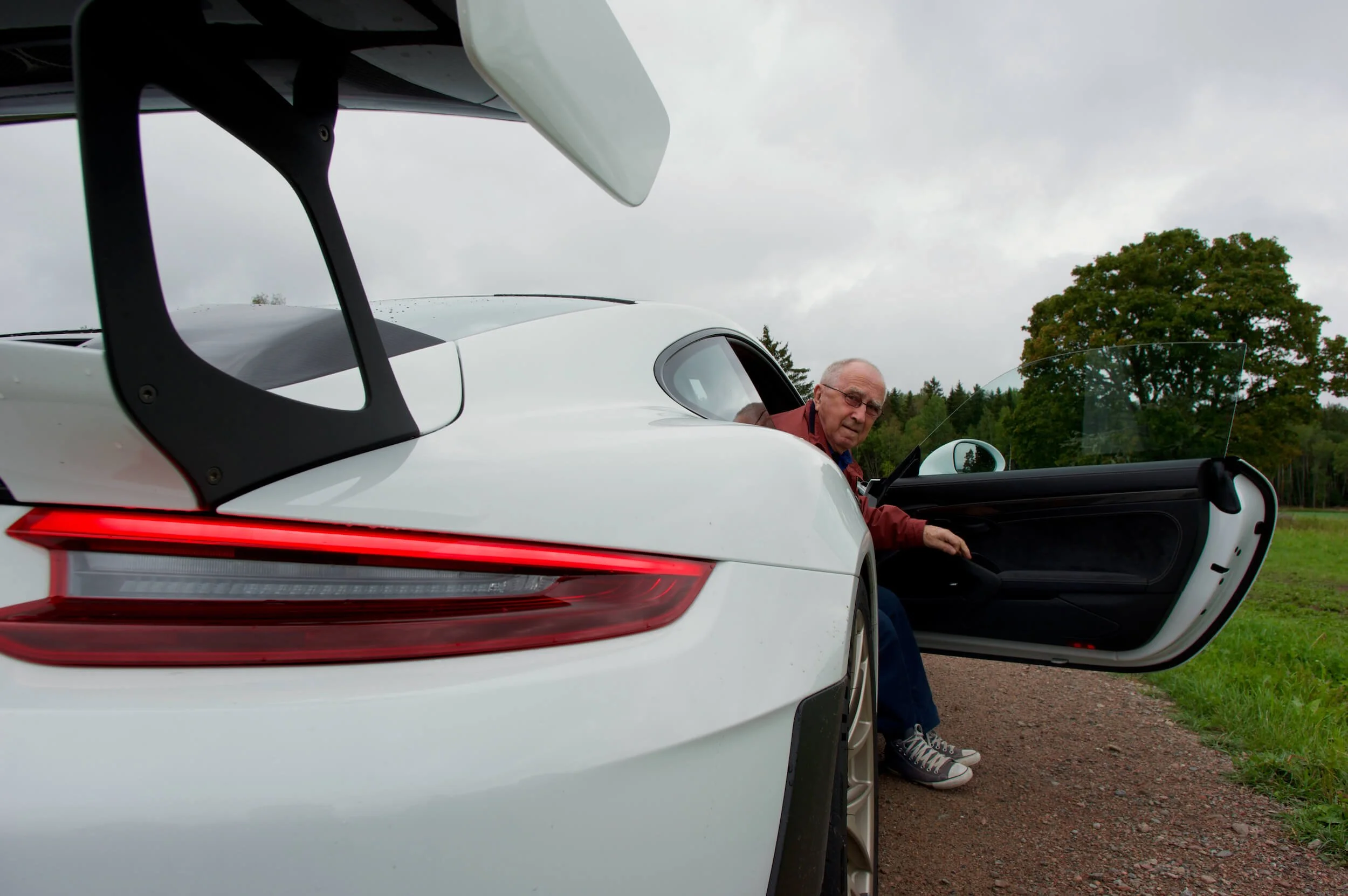 Stabben har ofta hjälpt mig med logistiken runt testbilarna. Här var vi på väg att lämna   Porsche 991 GT2 RS   och hämta något annat. Foto: Eric Lund. 