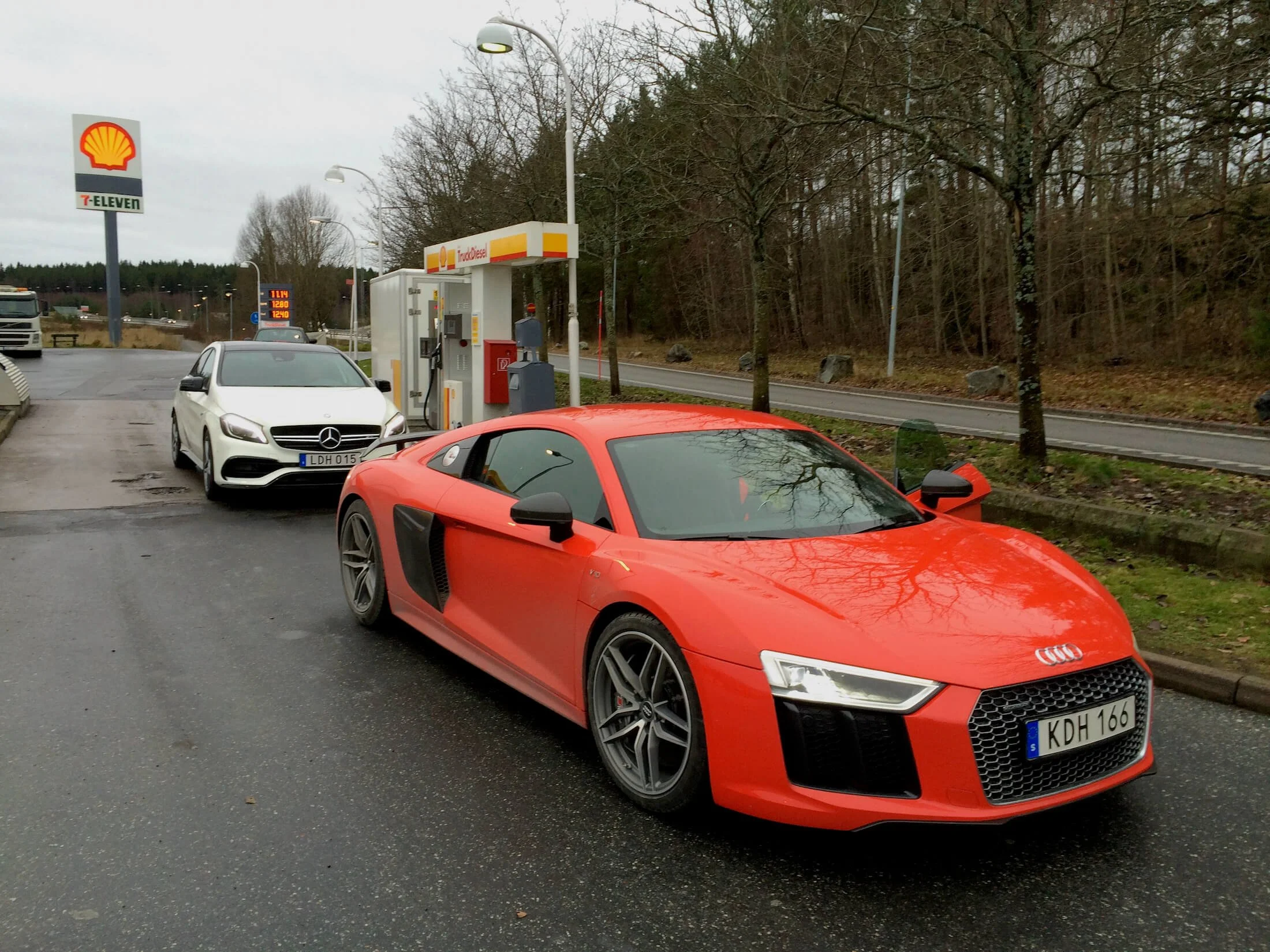  Testbilar för TT Nyhetsbyrån på utflykt:  Mercedes-AMG A45  och  Audi R8 V10 . Foto: Eric Lund. 