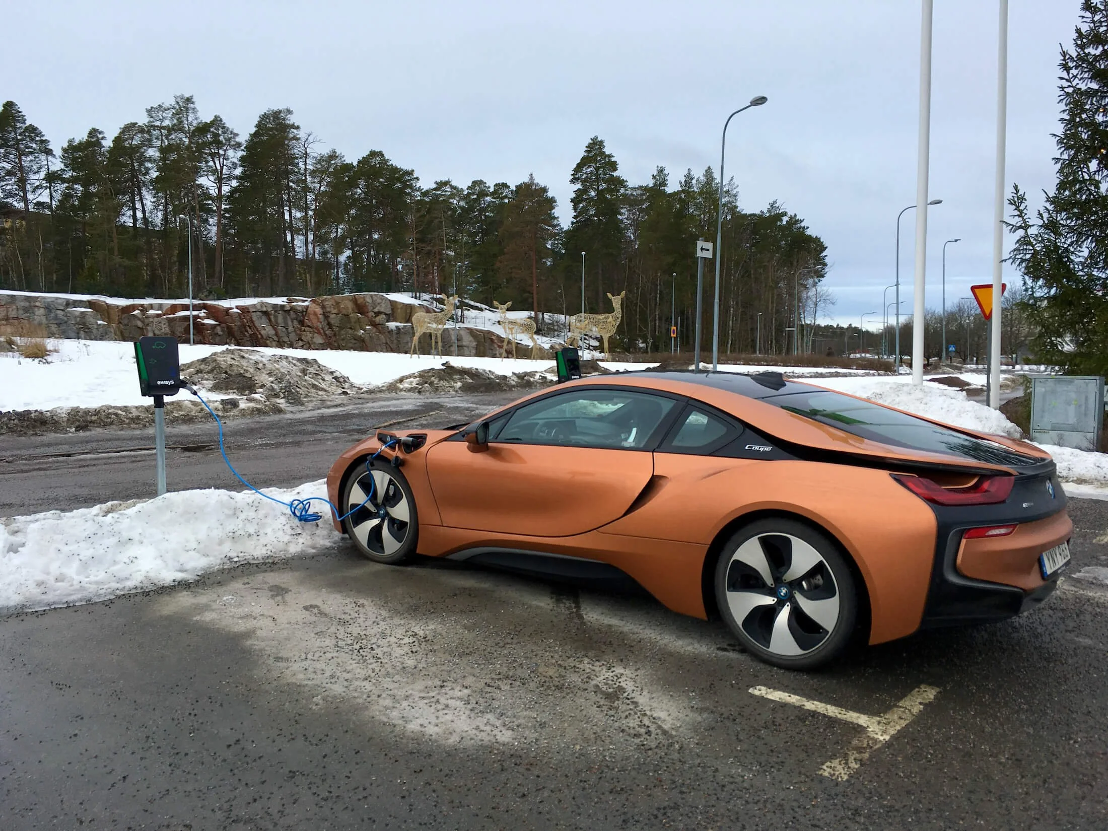 Testbilen  BMW i8  lapar ström utanför köpcentrumet. Foto: Eric Lund. 