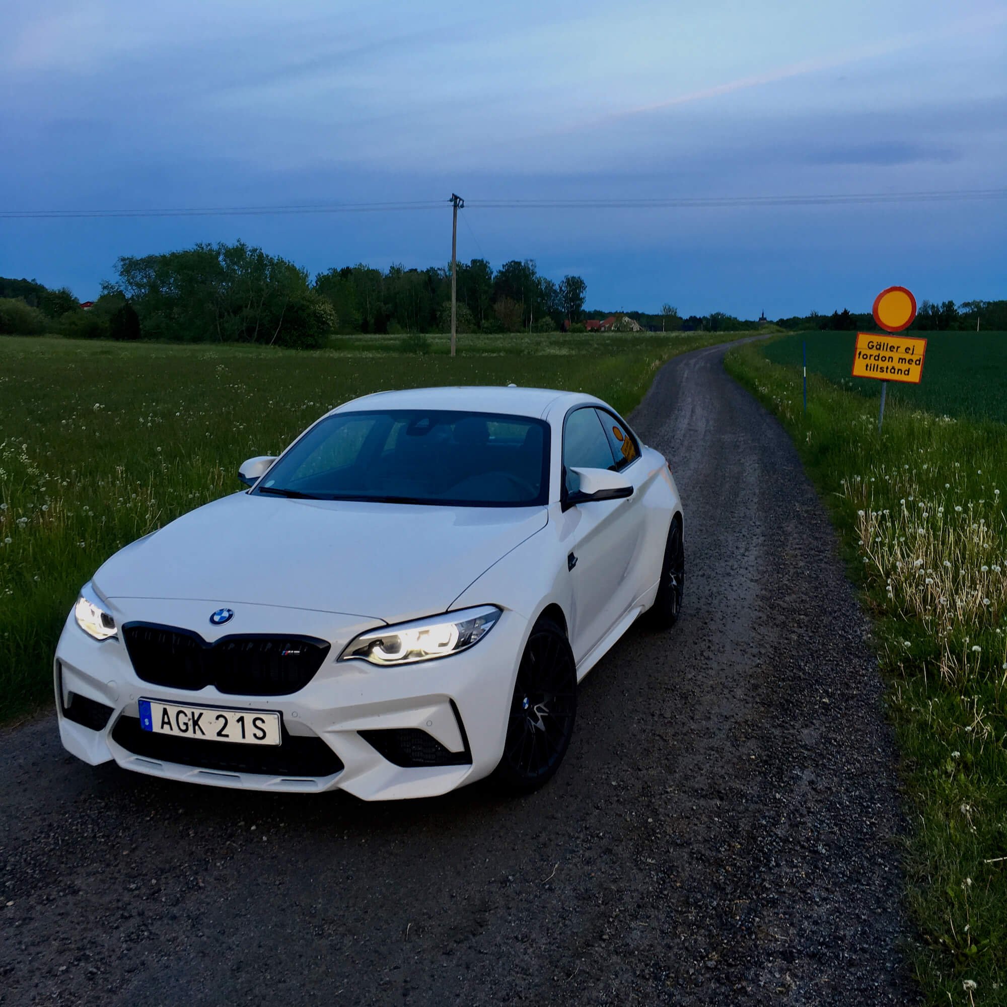 Testbilen  BMW M2 Competition  var en gladlynt figur med ganska kort stubin. Krävde ett tag att komma underfund med bilens vägegenskaper. Foto: Eric Lund. 
