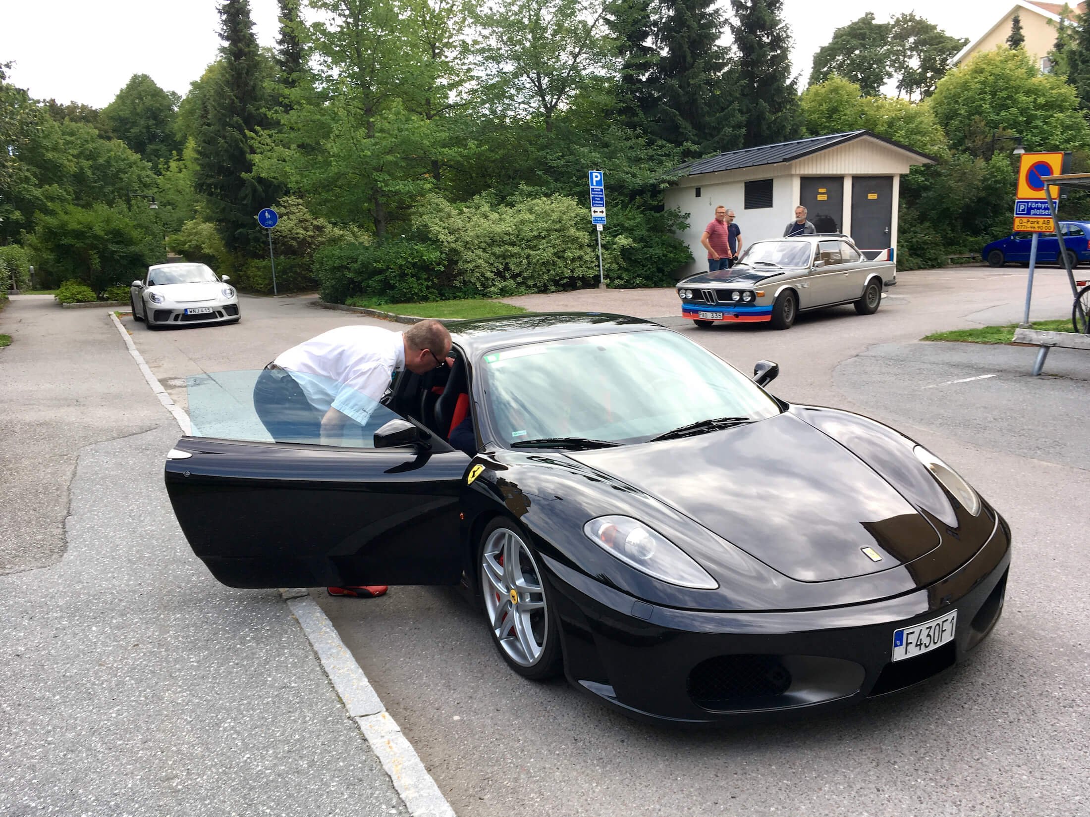  Kompisen Micke är alltid generös att bjuda på skjuts med sin  Ferrari F430 F1 . Den här gången var det Julius som fick åka med till bilträffen i Nifsta. Bakom väntar Ari och Hasse vid den senares  BMW 3.0 CSL . Jag hade en  Porsche 991 GT3 Touring  