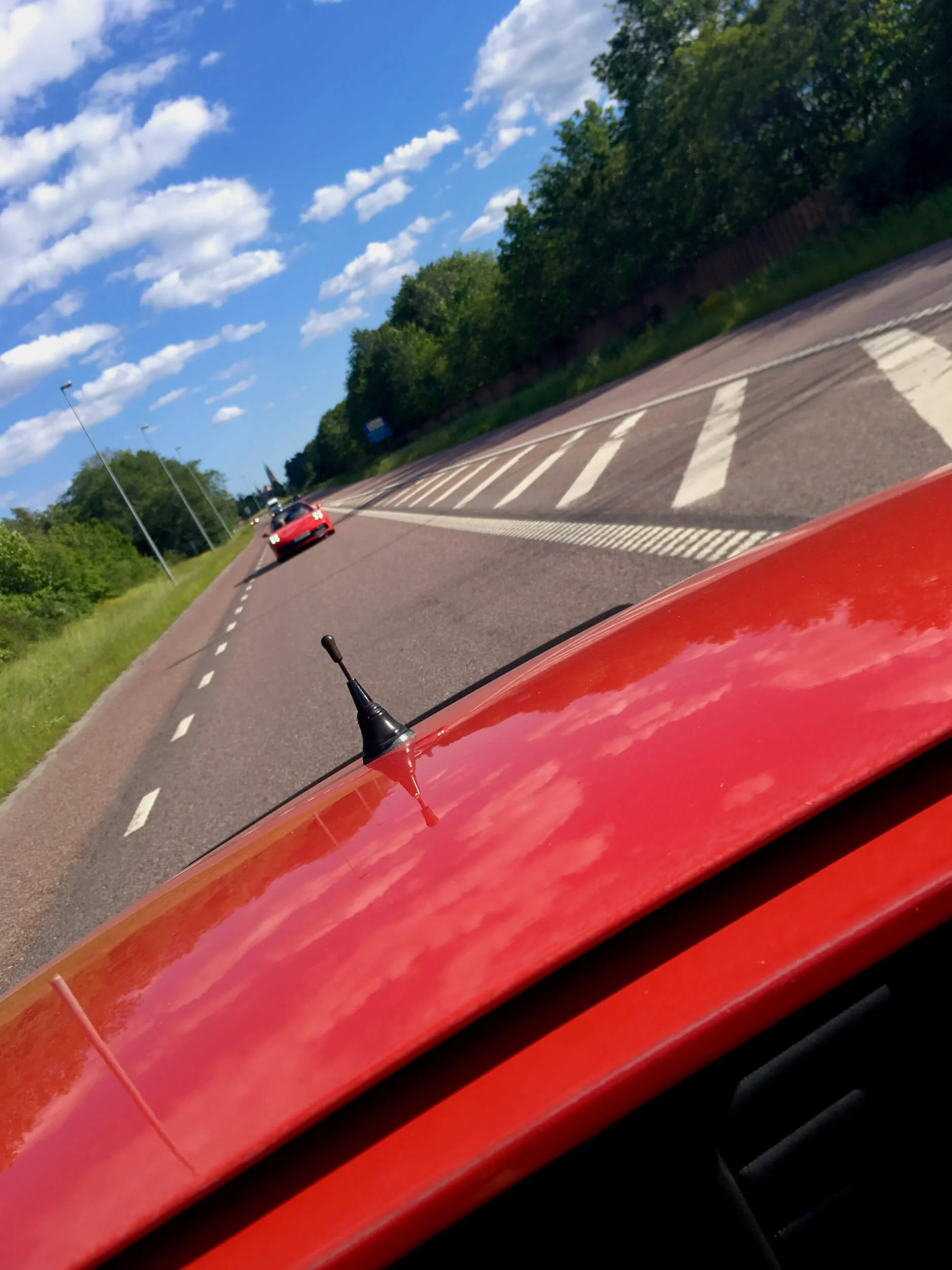  1980-talet ringer och vill ha sin NMT-antenn tillbaka. Min 911 Carrera och där bakom testbilen  Porsche 992 Carrera 4S . Foto: Eric Lund. 