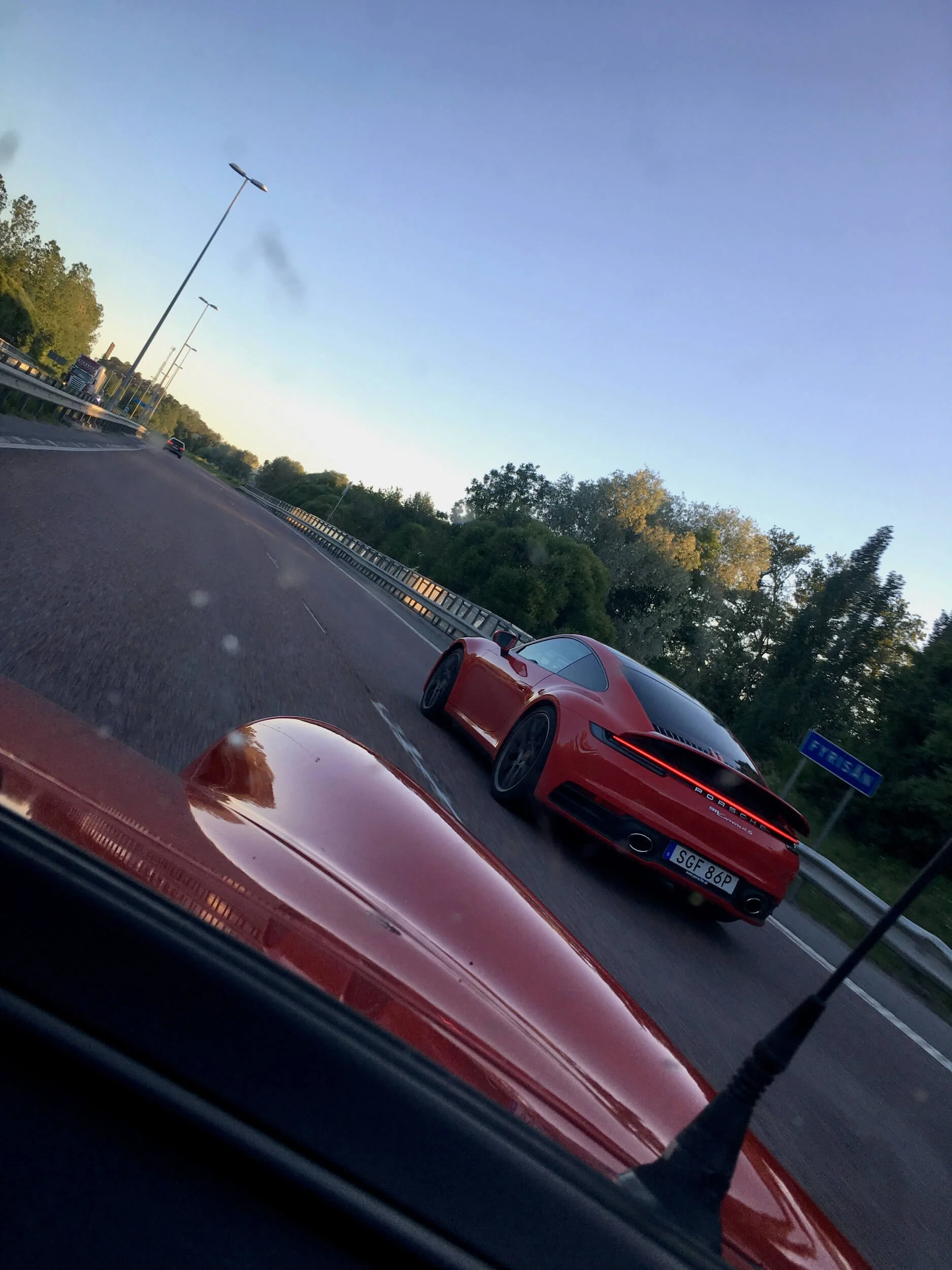  Radioantenn som en svajmast på min 911 Carrera. Inga synliga spröt på testbilen  Porsche 992 Carrera 4S . Foto: Julius Lund. 