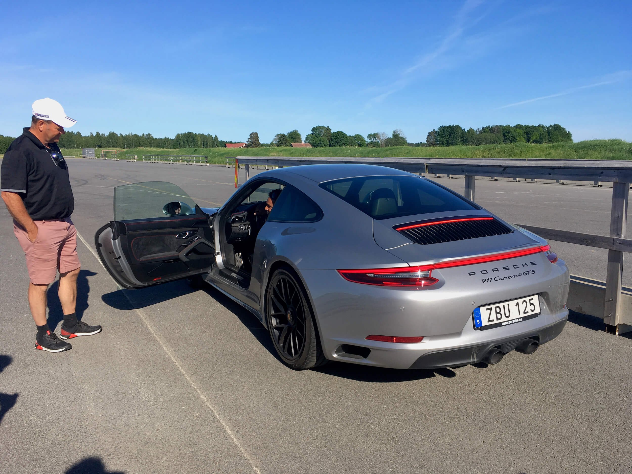  Heldagskörning med Car Events på Tierps flygfält. Lars Sandek instruerar kompisen och värden för evenemanget, kompisen Joseph W., inför nästa övning med  Porsche 991 Carrera 4 GTS . Foto: Eric Lund. 