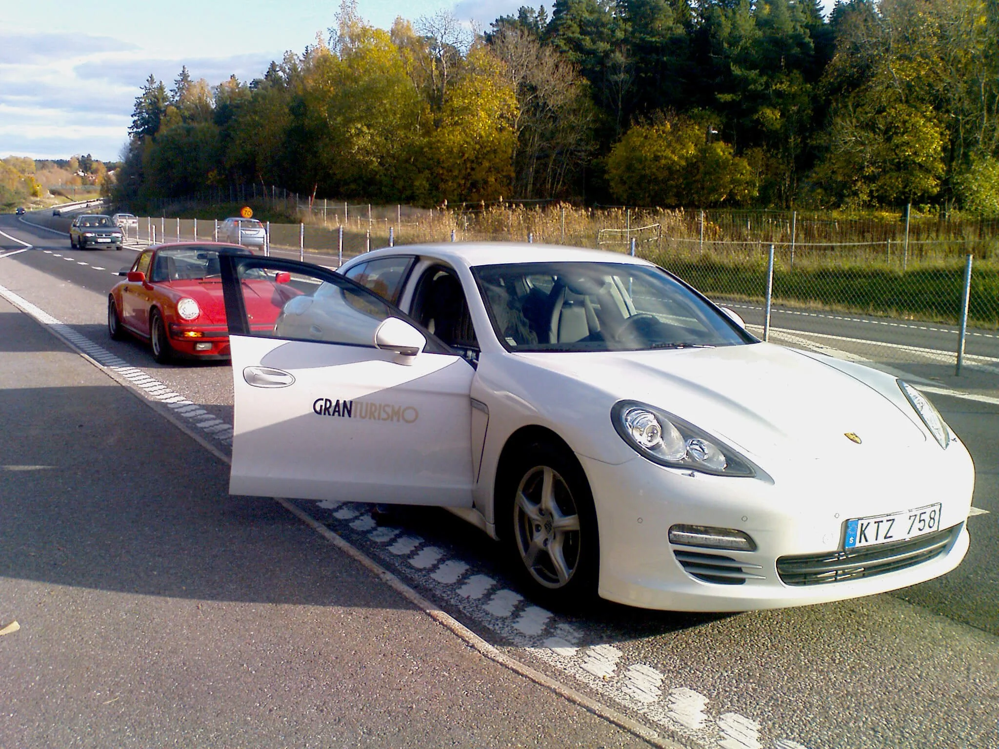  På väg till service hos Perrys Motor i Strömsholm 2011. Kompisen John körde testbilen, en  Porsche Panamera,  som jag hade till låns för GranTurismos räkning. 