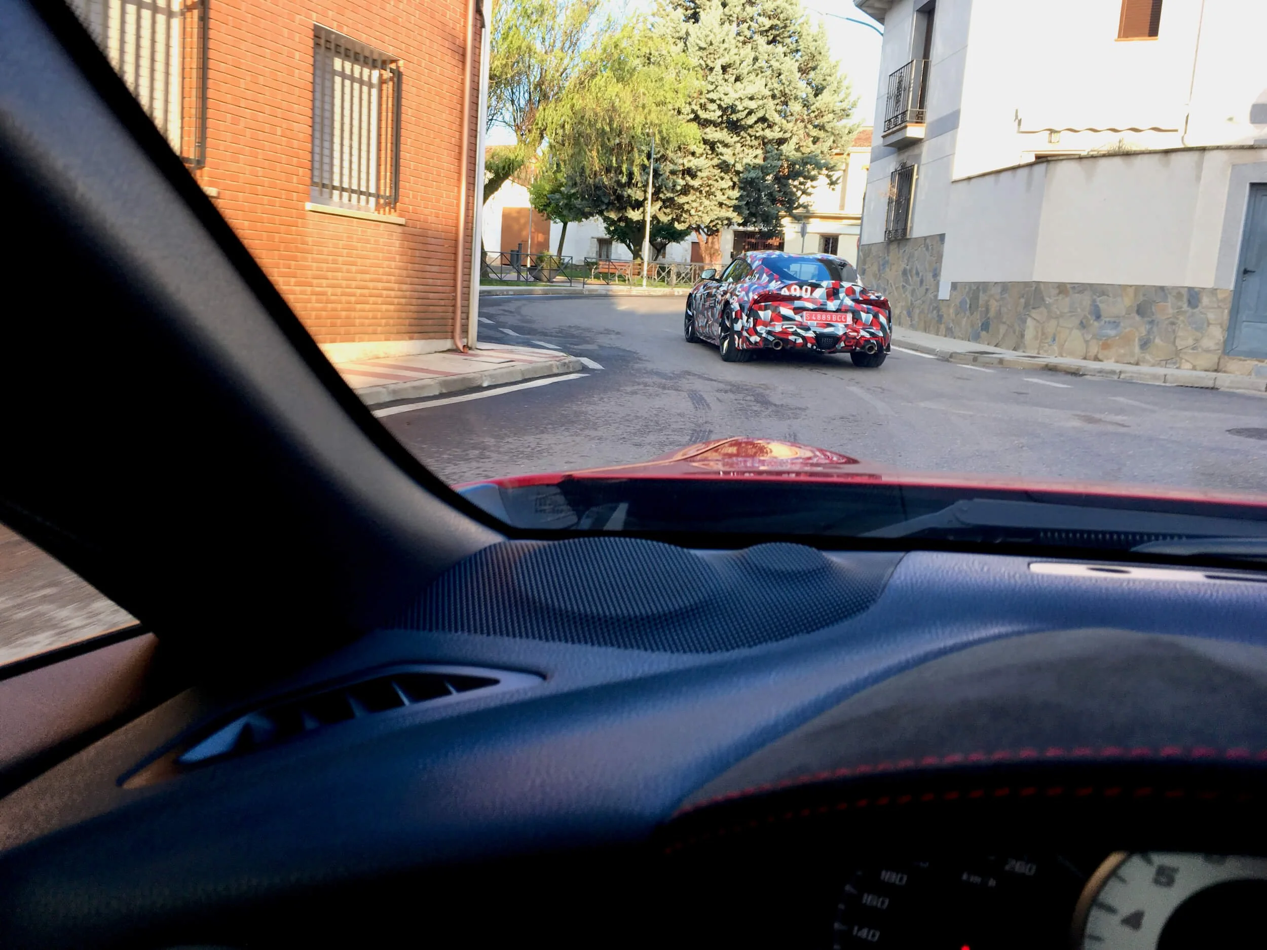   Toyota GR Supra , ännu med kamouflage, på  den första provkörningen i Spanien 2019 . Bilden tagen från en Toyota GT86 som vi fick köra växelvis med Supra. Foto: Eric Lund. 