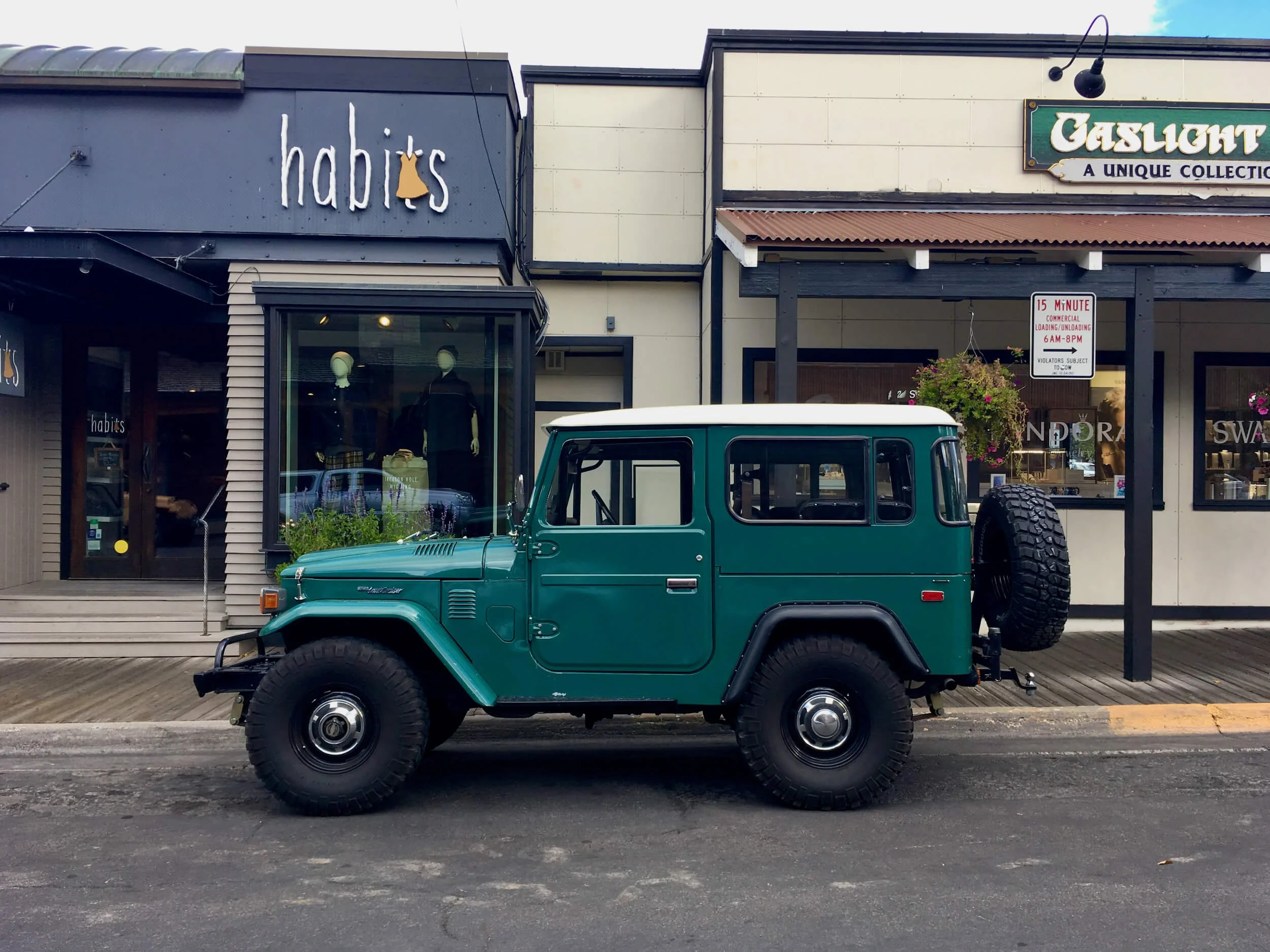  Sett på stan: en Toyota Land Cruiser stående på en gata i Jackson Hole, 2018. Foto: Eric Lund. 