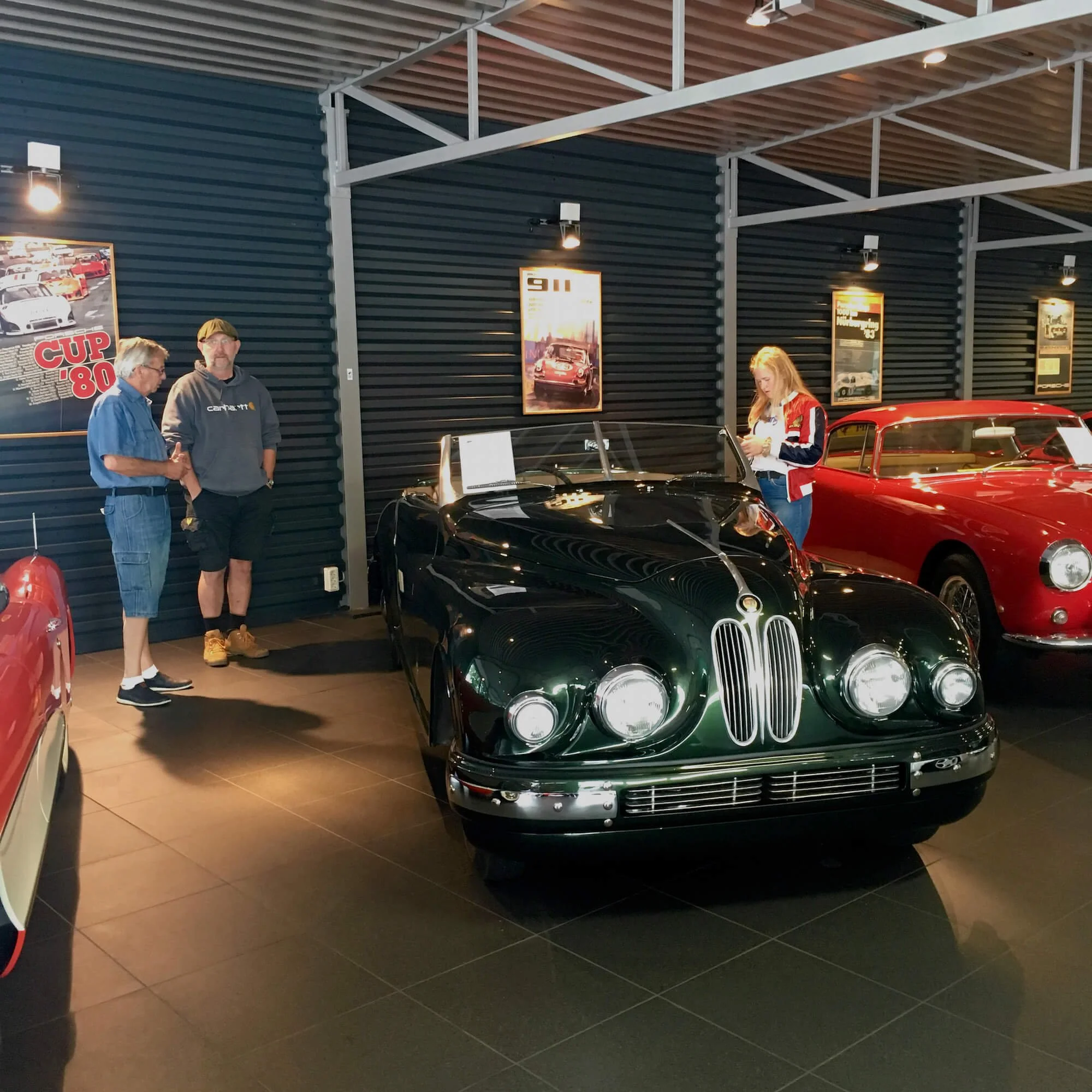  Hos  Lasse Jönsson i Karlstad  kan man bli kvar många timmar för att botanisera bland alla godbitar i hans samling. En  n  från 1950, till exempel. Lasse Jönsson, Peter Gunnars och Esther Lund. Foto: Eric Lund. 