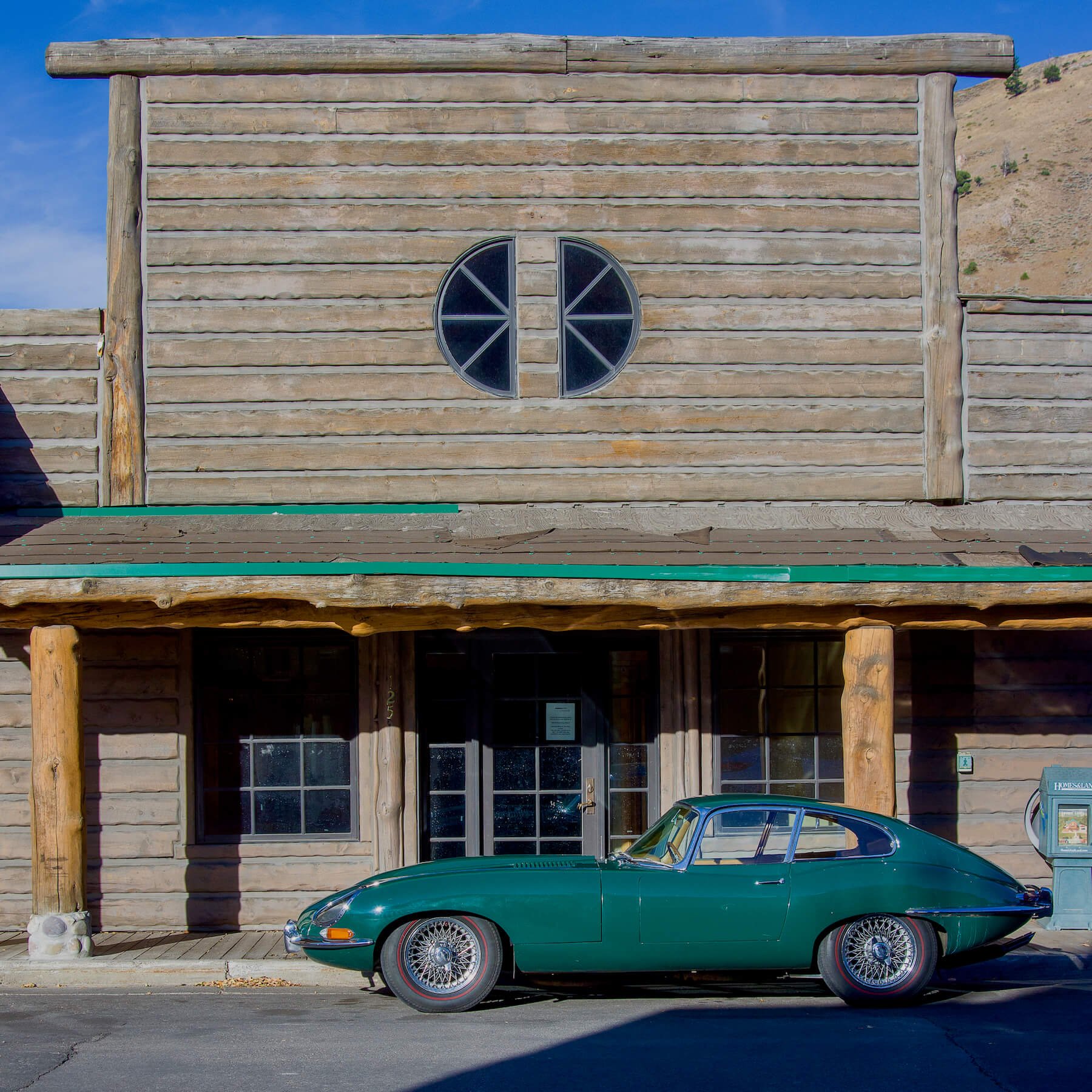  Framför ett vilda västernhus i Jackson Hole stod en trivsam  Jaguar E-type  och kurade när jag gick förbi en dag 2018. Foto: Eric Lund. 