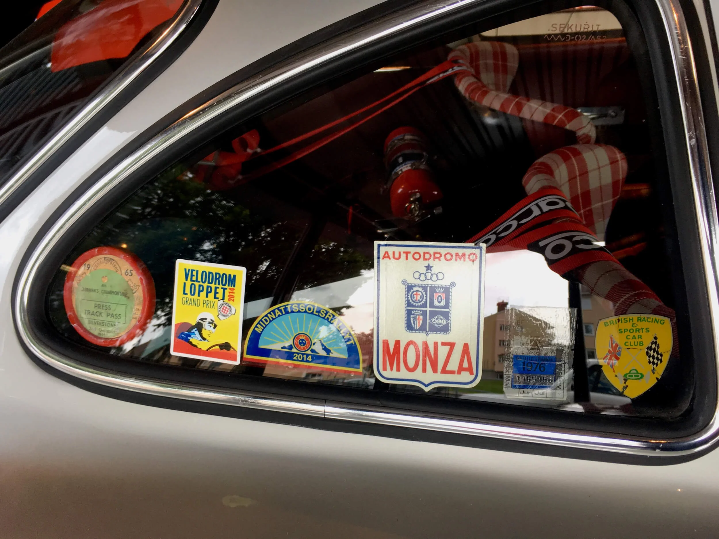  Dekaler på sidorutorna är poppis. Men inte alla har en så självklar framtoning som dessa, som pryder Lasse Jönssons  Mercedes-Benz 300 SL  “Måsvinge”. Foto: Eric Lund. 