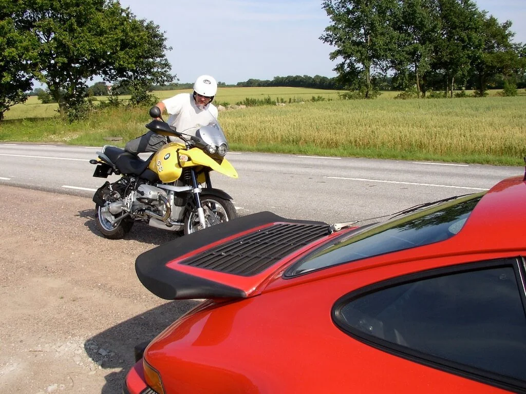  Kompisen Hasse jag och vässade runt på skånska småvägar med min  911 Carrera  och tredje kompisen Olivers  BMW R 1200 GS,  sommaren 2004. Boxerförare –&nbsp;förenen eder! Foto: Eric Lund. 
