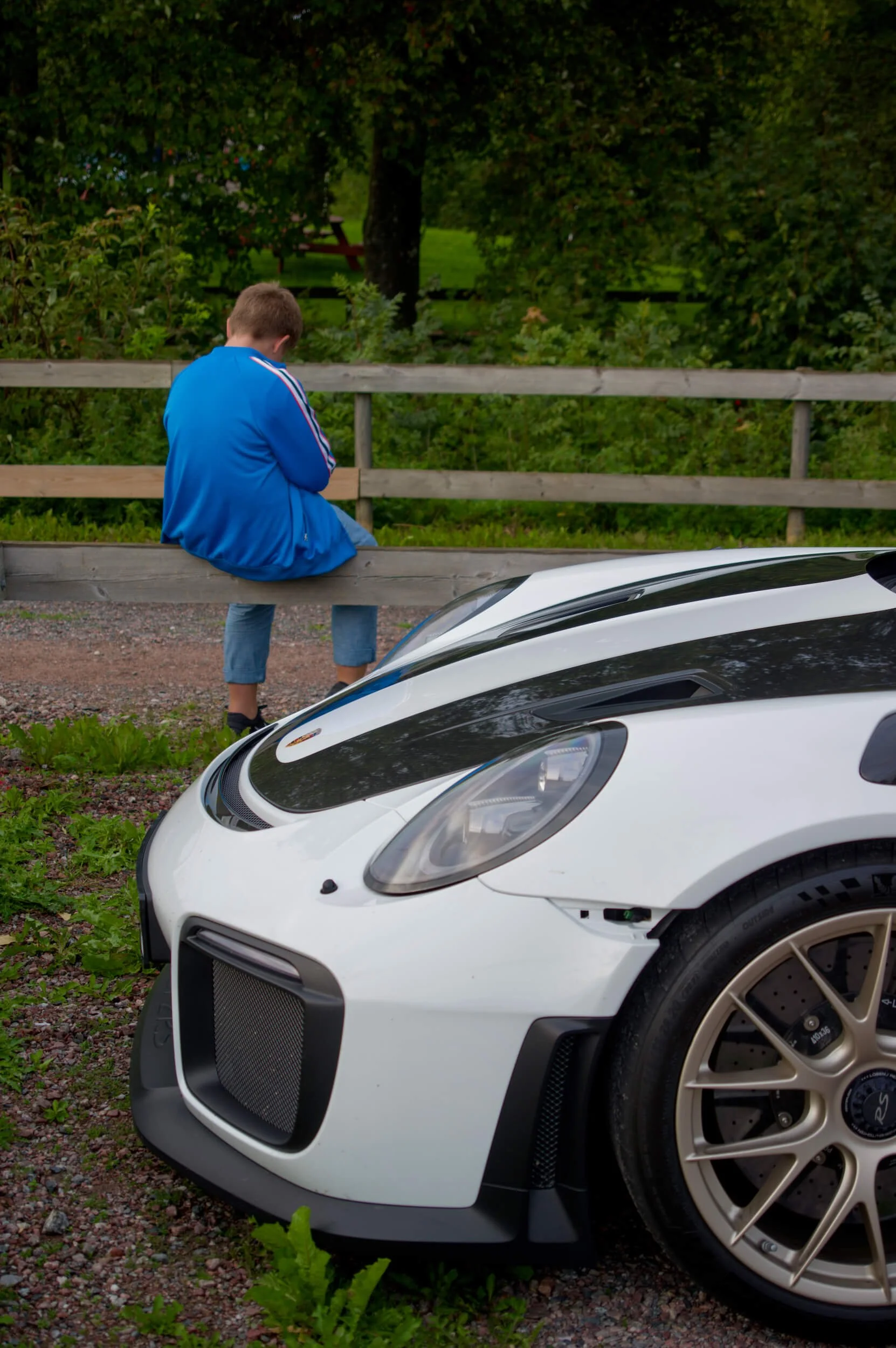  Testbilen  Porsche 991 GT2 RS  är häftig, men man kan ändå behöva omväxling med lite telefonkoll. Foto: Eric Lund. 