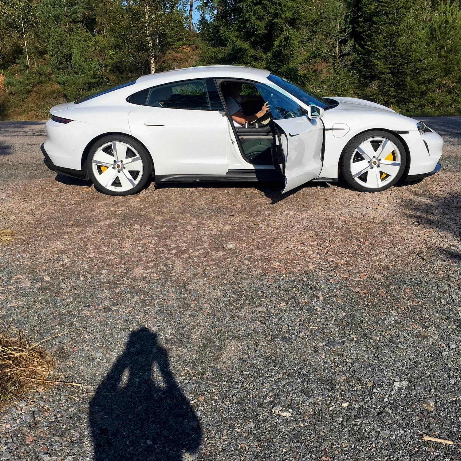  Första presstestkörningen med Porsche Taycan ägde bland annat rum i Sverige. Jag delade bil med Alrik Söderlind. Foto: Eric Lund. 